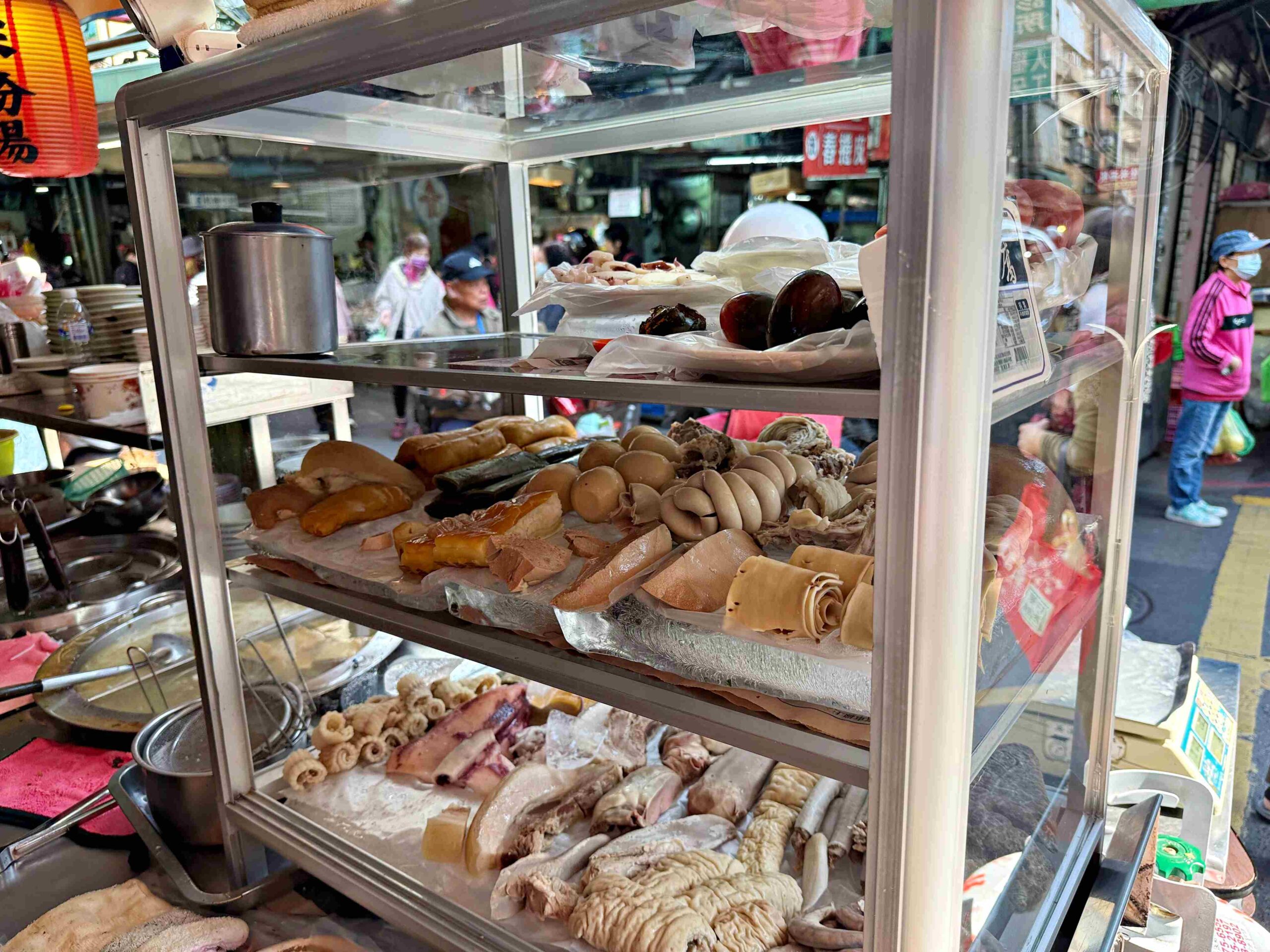 【三重美食】麗紅米粉湯，傳承三代80年市場老字號，手工大腸頭、米粉湯黑白切都推薦(菜單) @趙先生吃飯