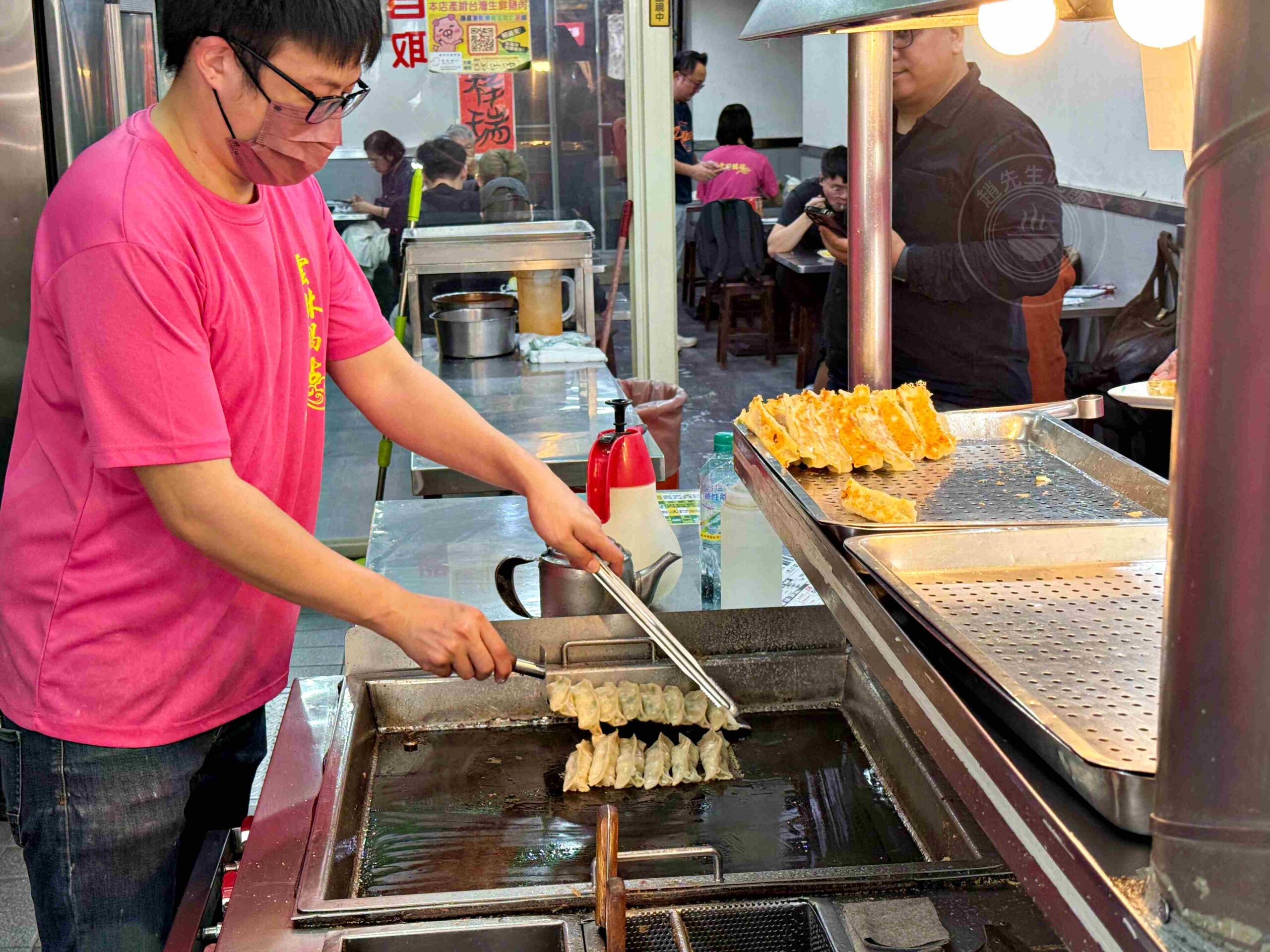 【三重美食】雲林鍋貼，鍋貼、脆皮蛋煎、蚵仔煎超酥脆配東石鮮蚵肥美推薦 (菜單) @趙先生吃飯