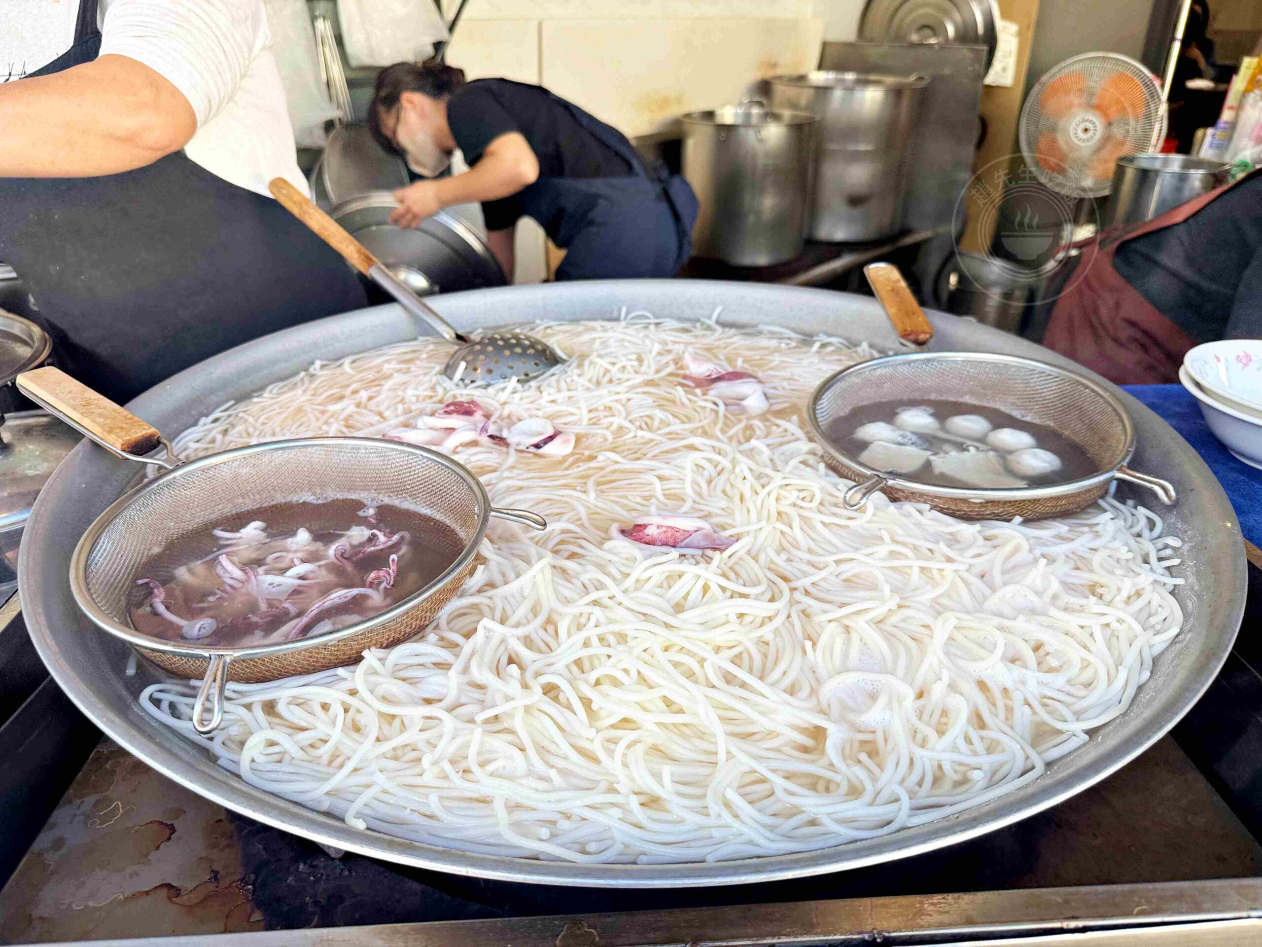 【台南美食】邱家小卷米粉，國華街排隊老店，小卷厚實又脆又甜推薦(菜單) @趙先生吃飯