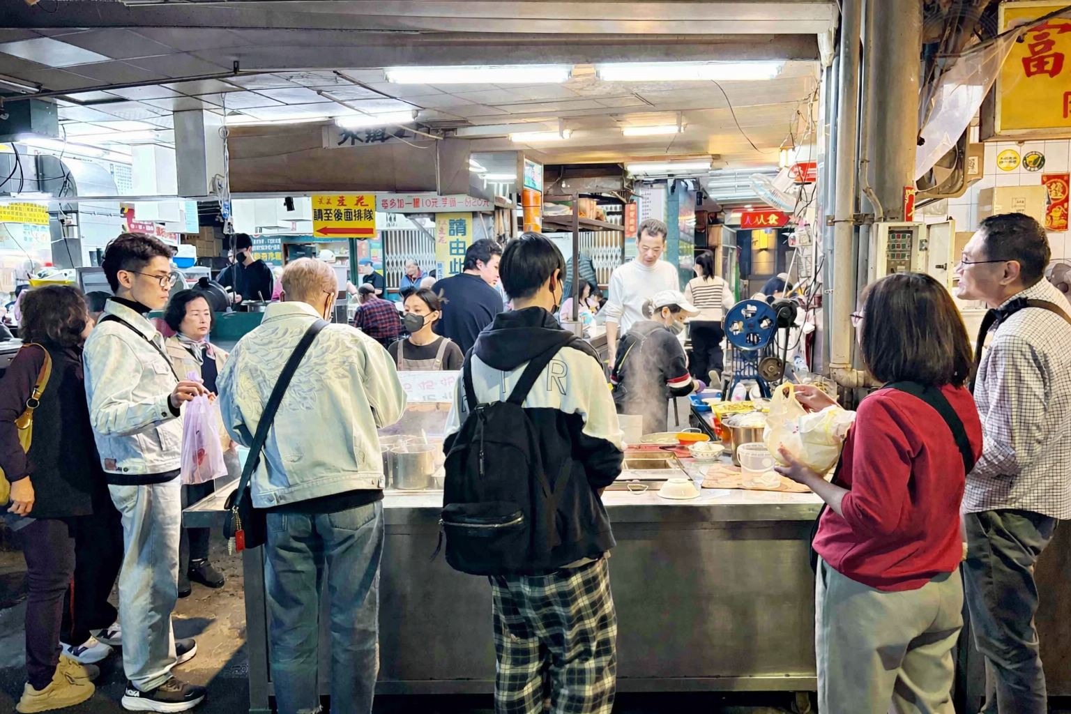 【基隆美食】世盛一口吃香腸，基隆廟口必吃炭烤豬後腿肉香腸推薦(菜單) @趙先生吃飯