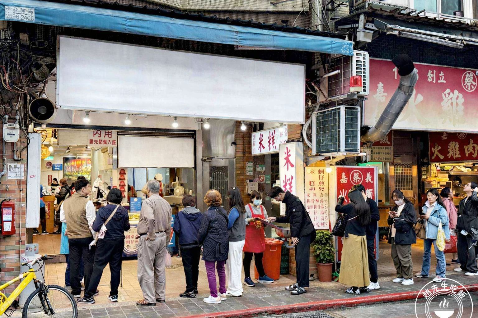 【新莊美食】阿霞臭豆腐，下雨天也大排長龍，酥到像餅乾、臭到剛剛好(菜單) @趙先生吃飯