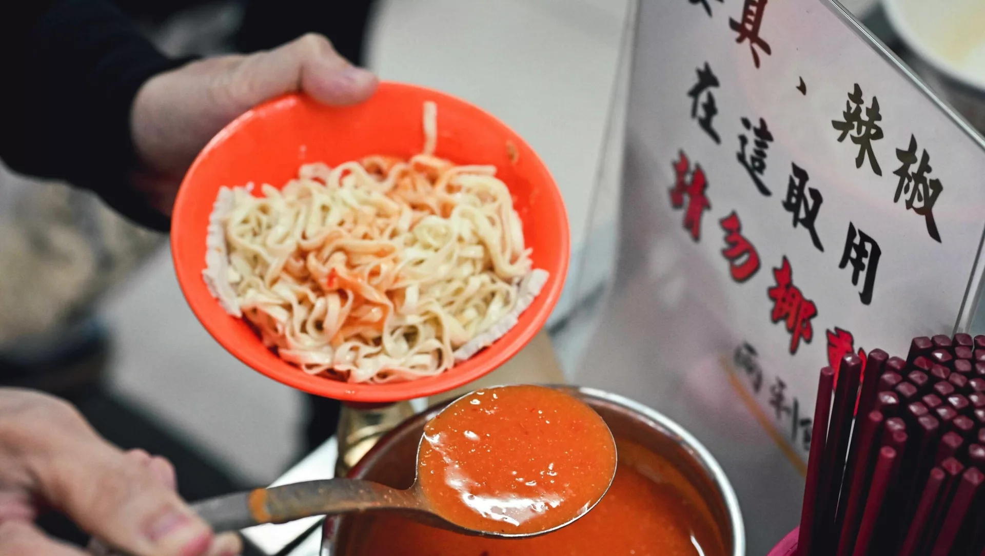 【基隆美食】兩利餛飩大王，在地人早起排隊的70年老字號，推薦乾麵與現包餛飩湯(菜單) @趙先生吃飯
