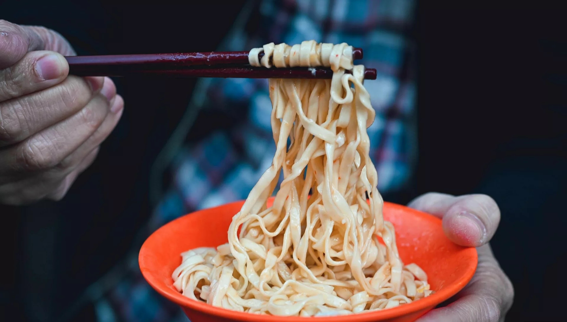 【基隆美食】兩利餛飩大王，在地人早起排隊的70年老字號，推薦乾麵與現包餛飩湯(菜單) @趙先生吃飯