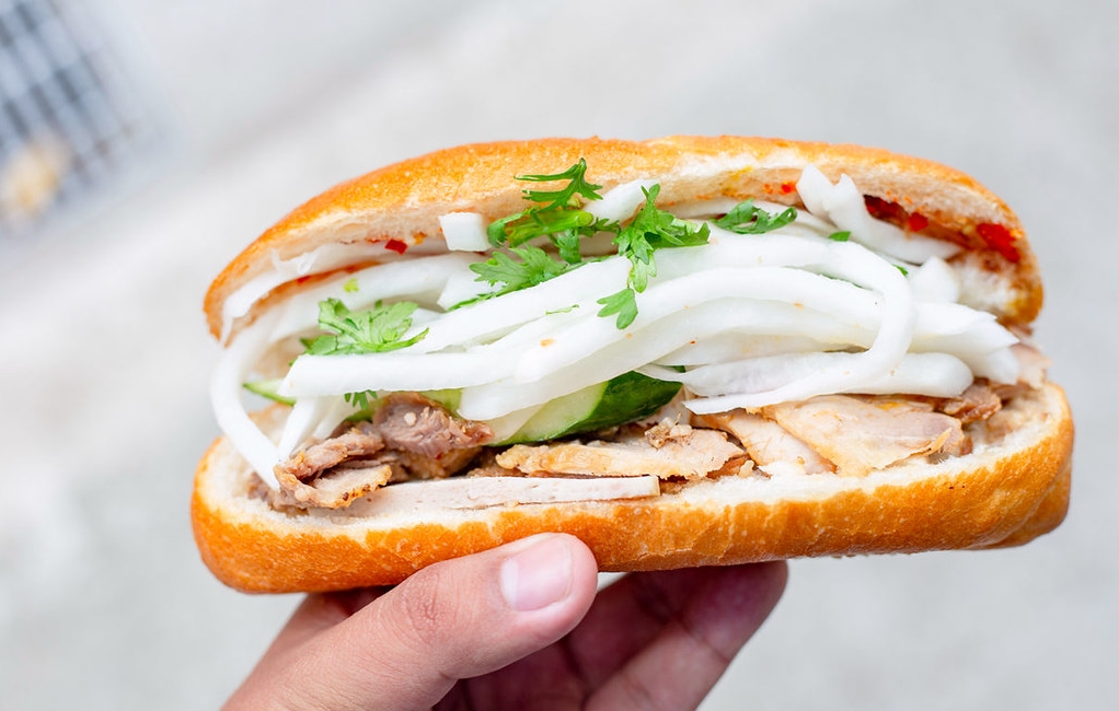 【三重美食】育婷越南法國麵包，在地人超愛的現烤超酥脆麵包，牛肉、花生都推薦(菜單) @趙先生吃飯