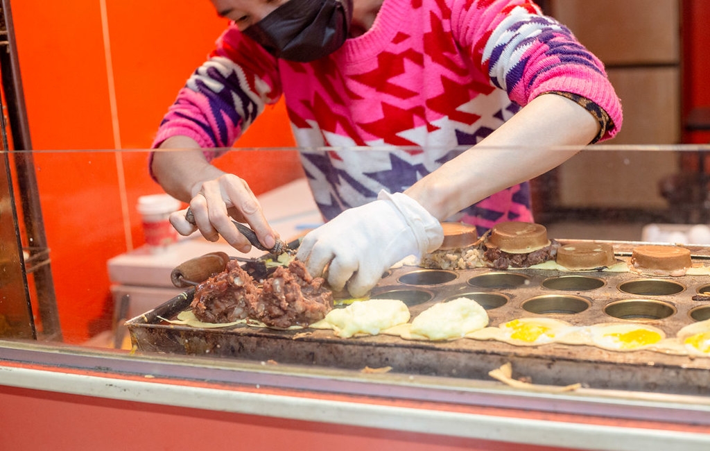 【板橋美食】太極鰲車輪餅，巨無霸爆餡紅豆餅推薦，竟然只要15元無敵好吃(菜單) @趙先生吃飯