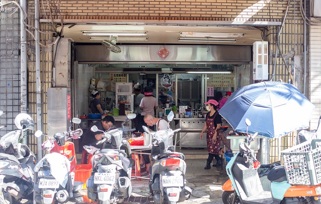 【基隆美食】兩利餛飩大王，在地人早起排隊的70年老字號，推薦乾麵與現包餛飩湯(菜單) @趙先生吃飯