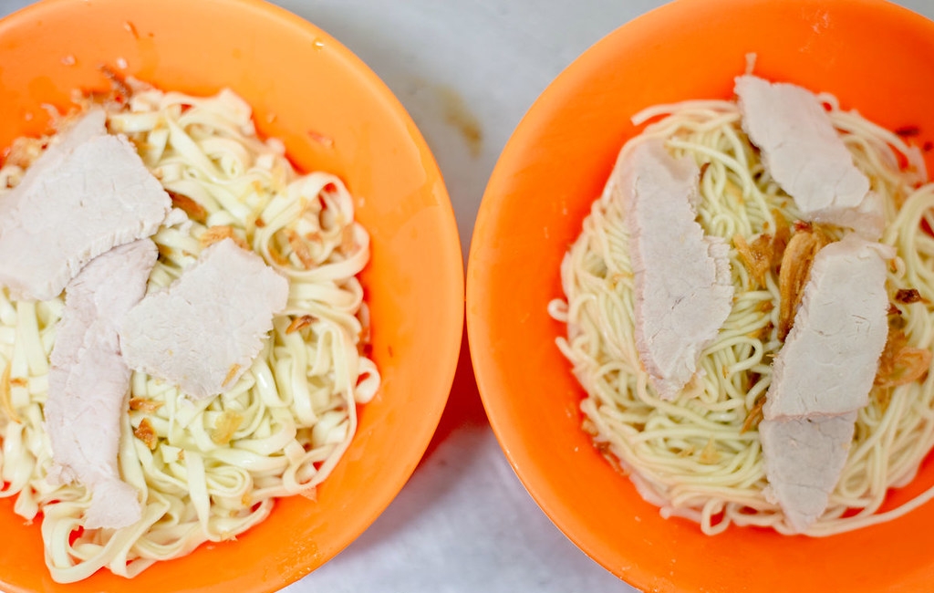 【基隆美食】兩利餛飩大王，在地人早起排隊的70年老字號，推薦乾麵與現包餛飩湯(菜單) @趙先生吃飯