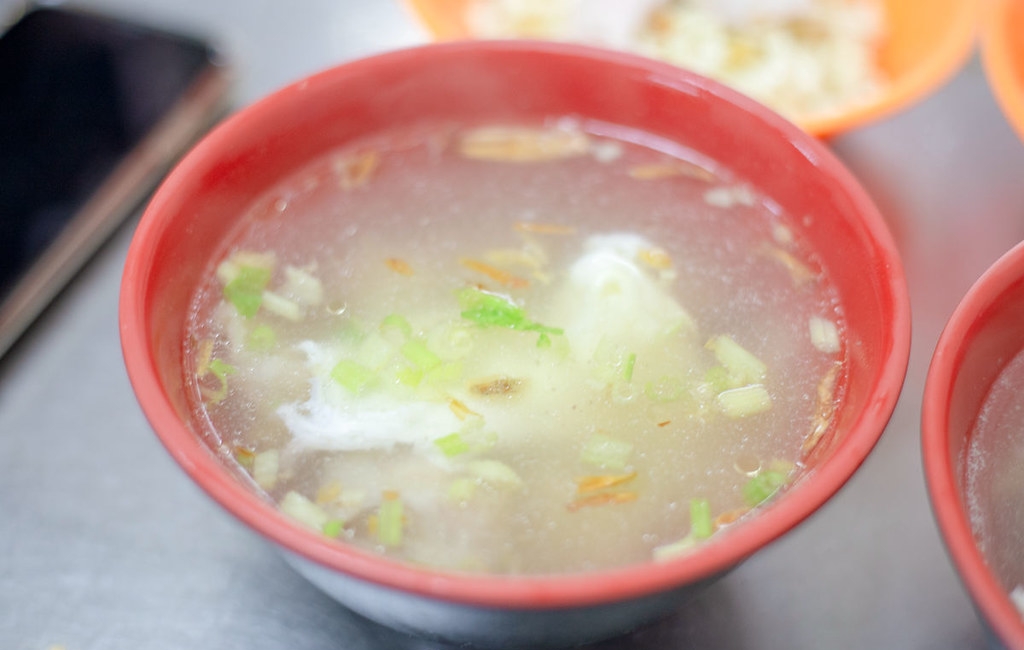 【基隆美食】兩利餛飩大王，在地人早起排隊的70年老字號，推薦乾麵與現包餛飩湯(菜單) @趙先生吃飯