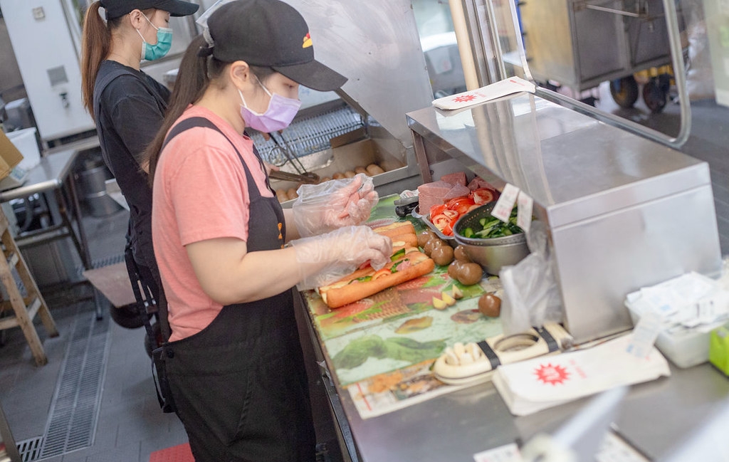 【基隆美食】九如營養三明治，20年人氣排隊現炸麵包，超高CP值必吃推薦(菜單) @趙先生吃飯