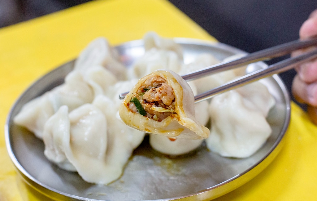 【松山美食】松山市場水餃，隱身市場內的巨大水餃、魚丸湯大顆便宜(菜單) @趙先生吃飯