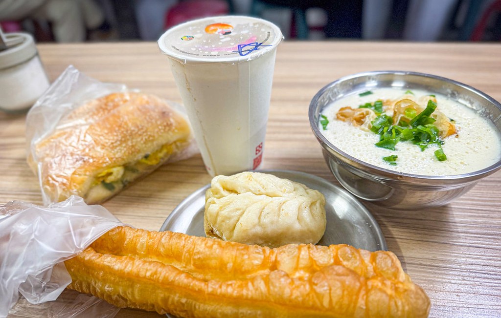 【松山美食】武記豆漿，隱藏在南京公寓市場的豆漿老店，推薦鹹飯糰、蔥燒餅油條(菜單) @趙先生吃飯