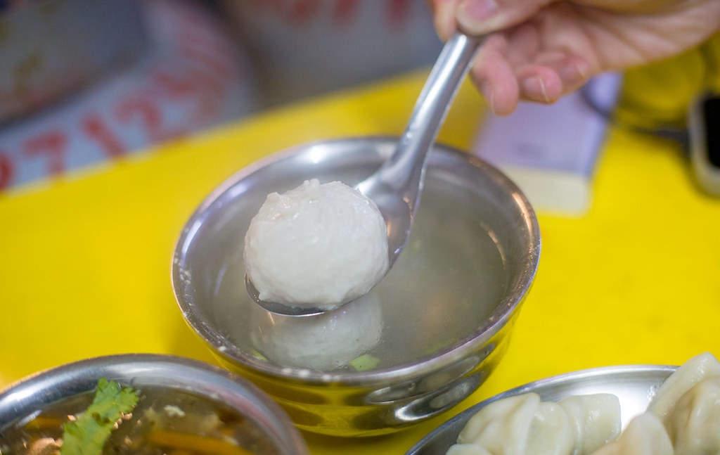 【松山美食】松山市場水餃，隱身市場內的巨大水餃、魚丸湯大顆便宜(菜單) @趙先生吃飯