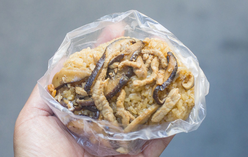 【新莊美食】月華油飯，四十年老攤，色香味俱全，油飯節第二名推薦(菜單) @趙先生吃飯