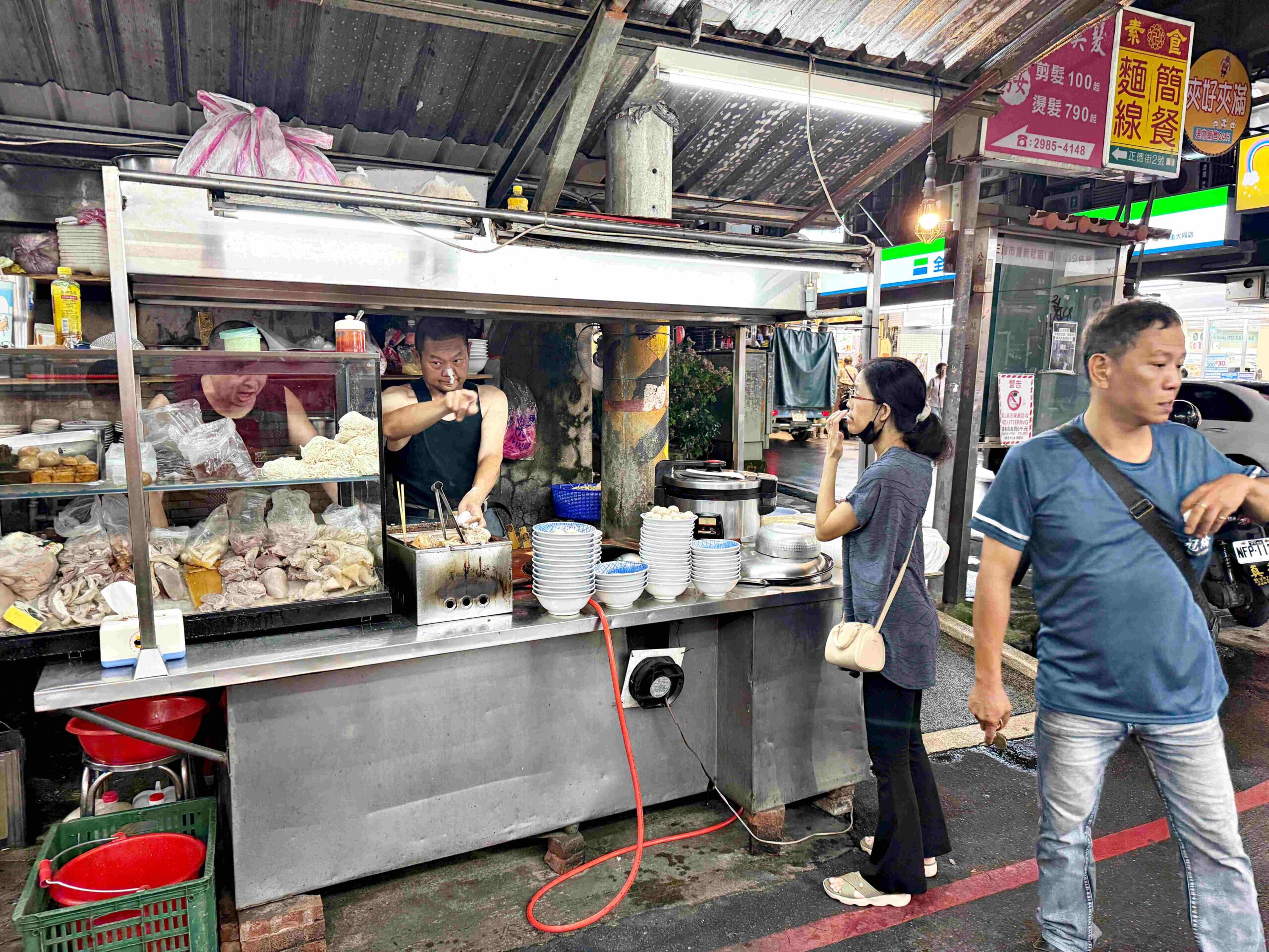 【三重美食】三兄弟麵攤，晚上才有開，沒有固定時間，乾麵小菜都超好吃推薦(菜單) @趙先生吃飯