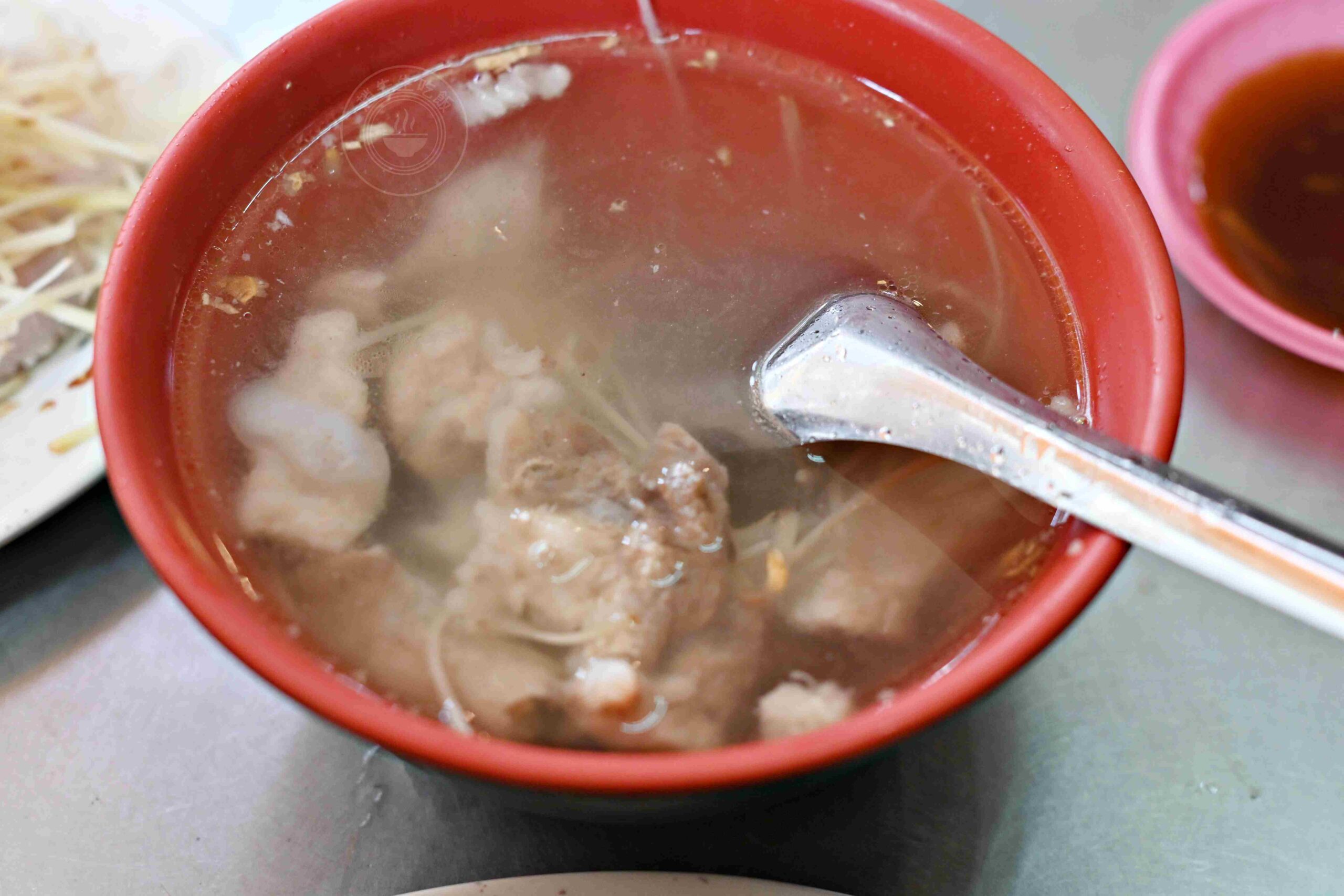 【基隆美食】兩利餛飩大王，在地人早起排隊的70年老字號，推薦乾麵與現包餛飩湯(菜單) @趙先生吃飯
