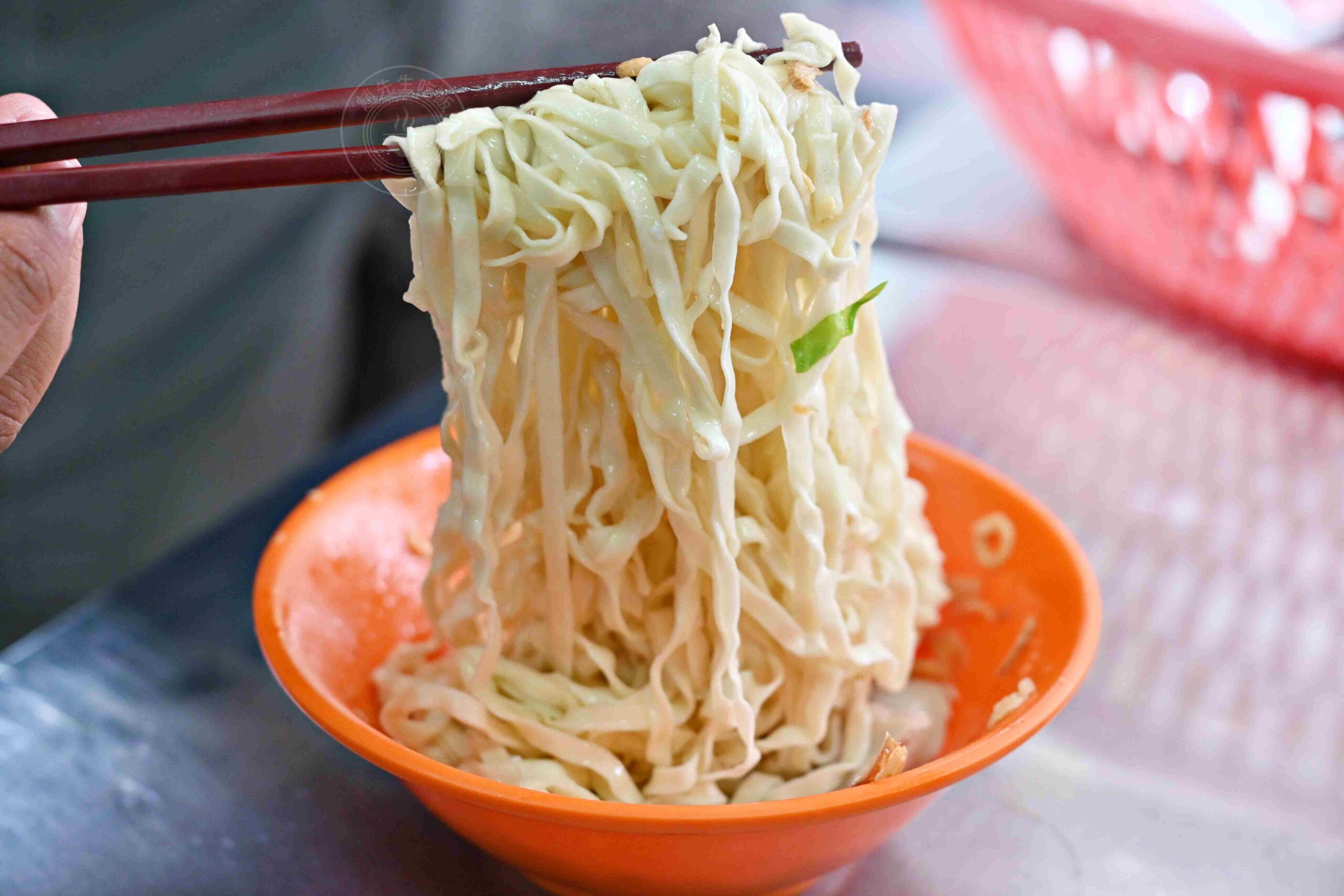 【基隆美食】兩利餛飩大王，在地人早起排隊的70年老字號，推薦乾麵與現包餛飩湯(菜單) @趙先生吃飯