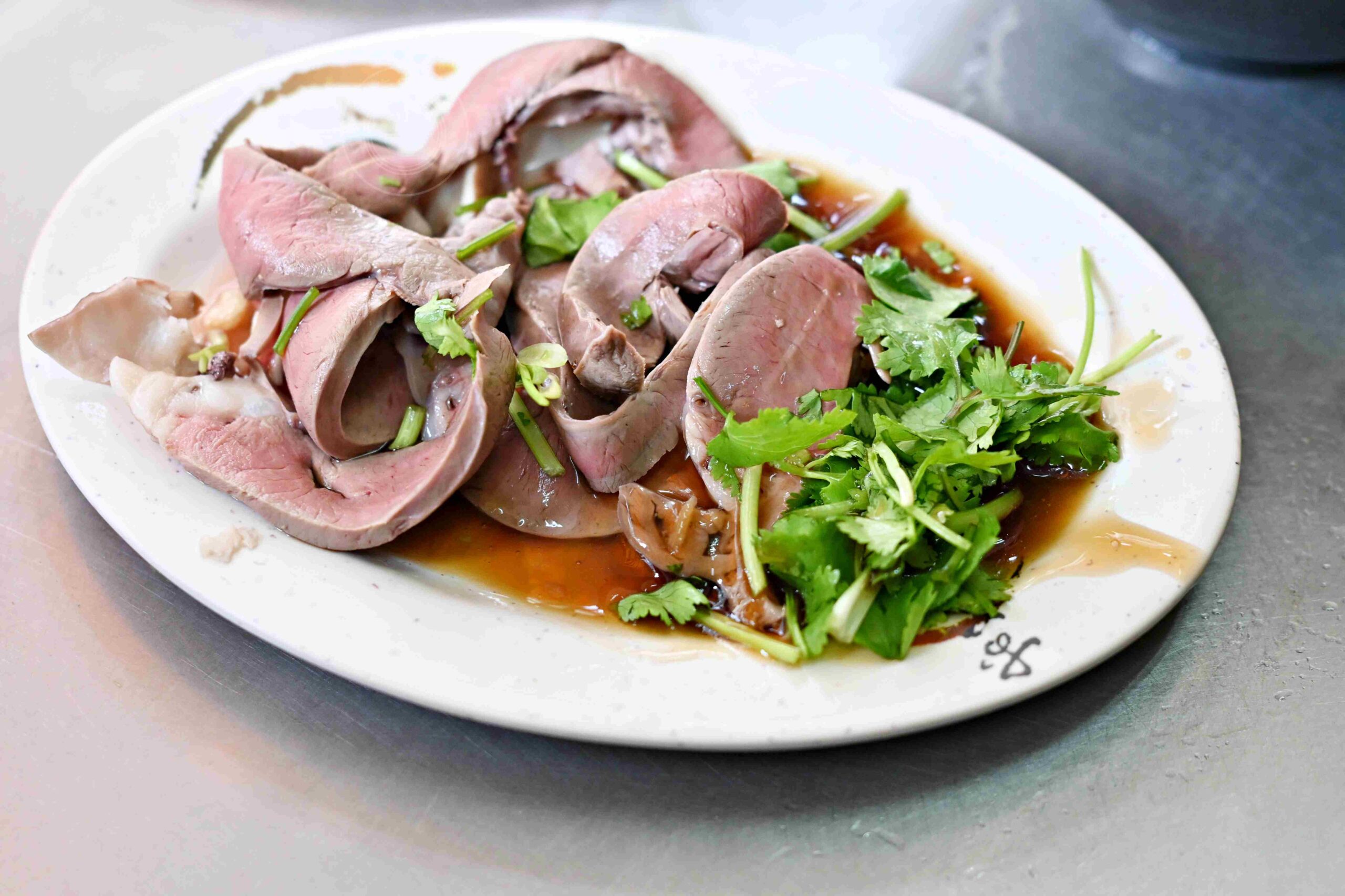 【基隆美食】兩利餛飩大王，在地人早起排隊的70年老字號，推薦乾麵與現包餛飩湯(菜單) @趙先生吃飯