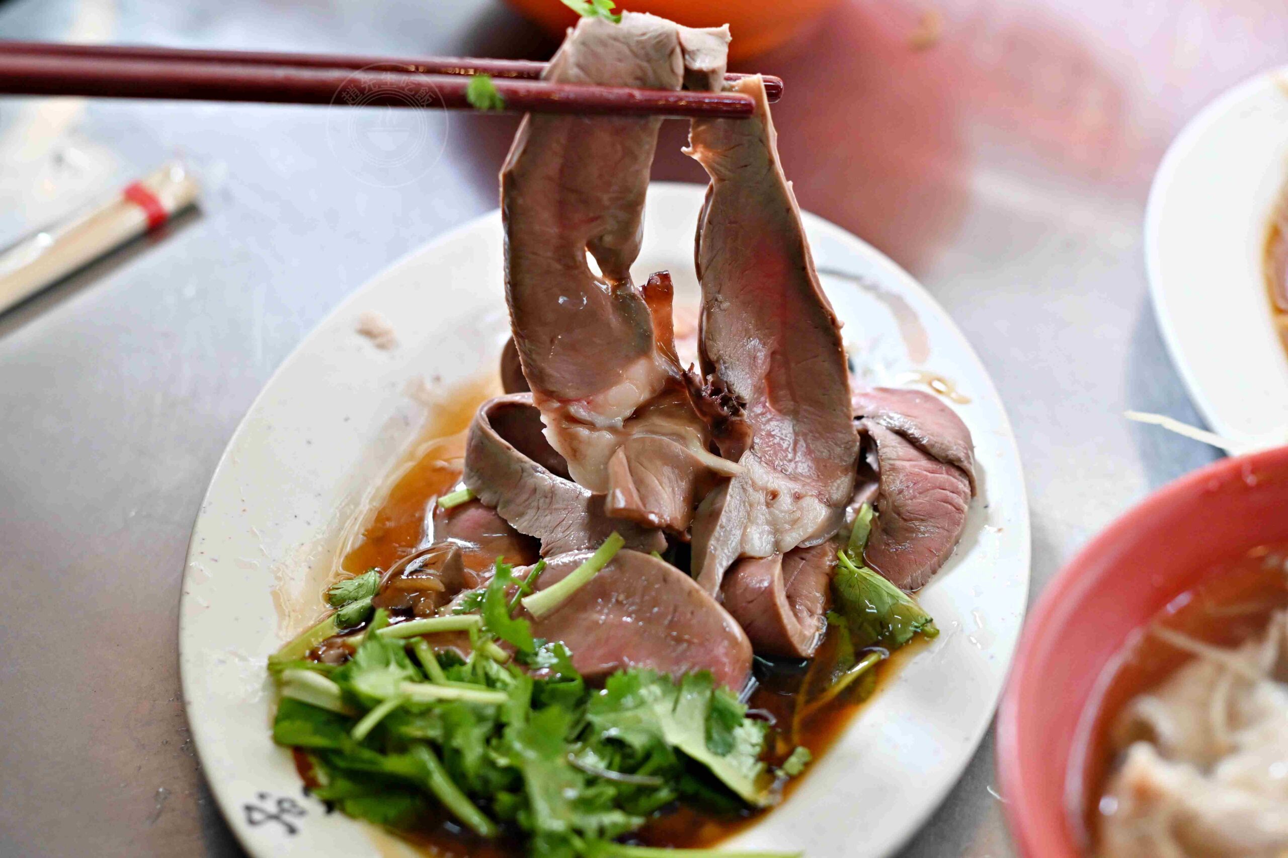 【基隆美食】兩利餛飩大王，在地人早起排隊的70年老字號，推薦乾麵與現包餛飩湯(菜單) @趙先生吃飯