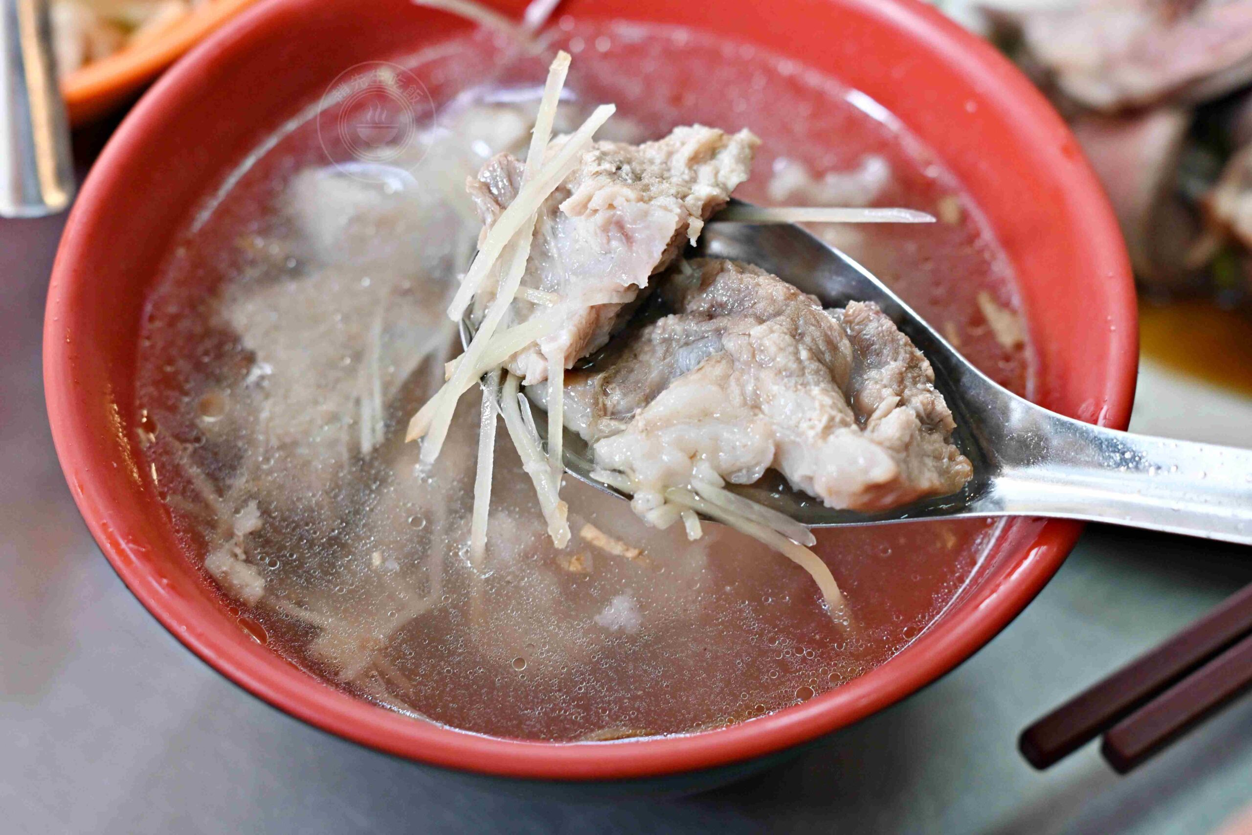 【基隆美食】兩利餛飩大王，在地人早起排隊的70年老字號，推薦乾麵與現包餛飩湯(菜單) @趙先生吃飯