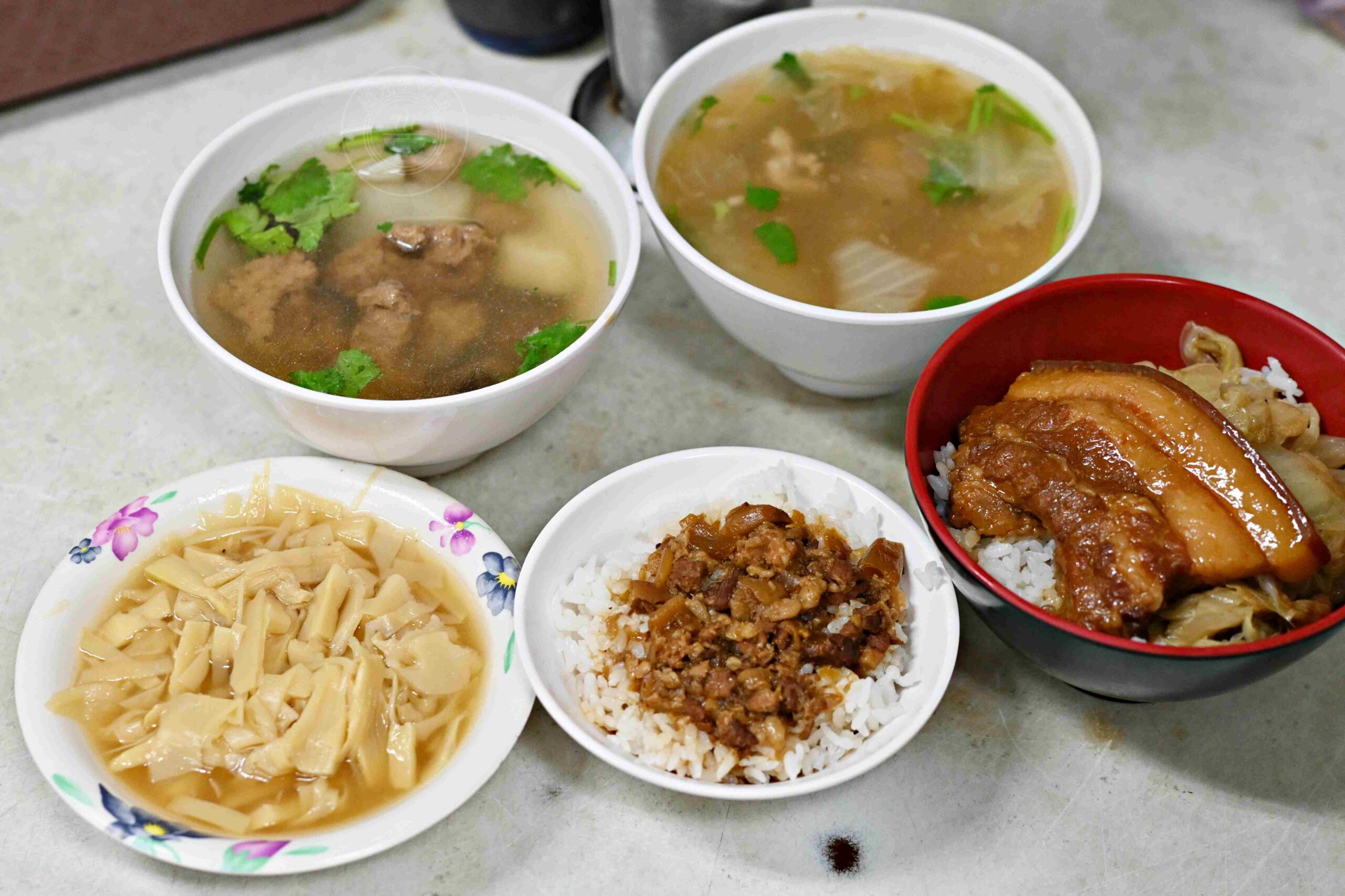 【天母美食】忠誠山東蔥油餅，份量大又便宜，在地人從小吃到大推薦(菜單) @趙先生吃飯