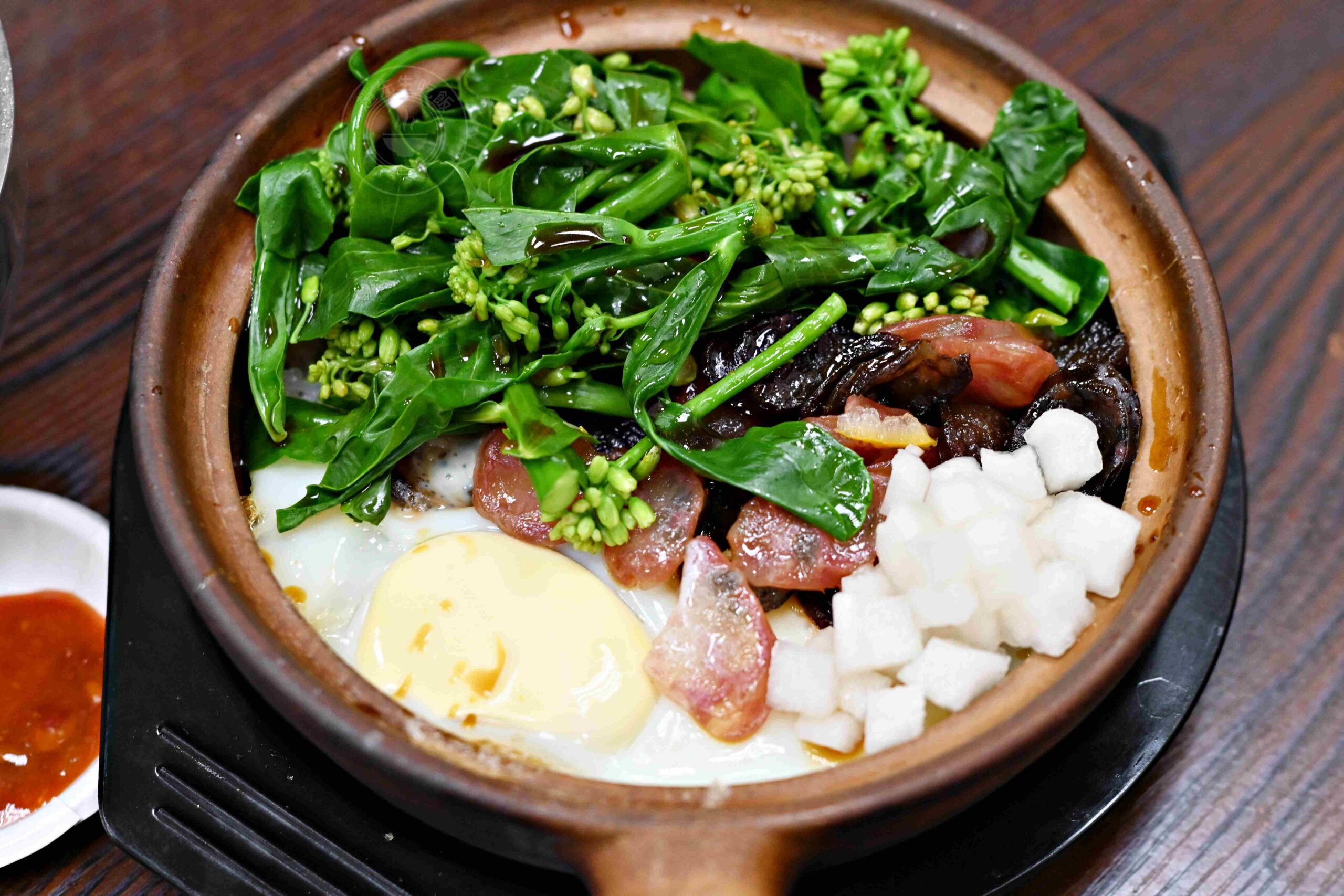 【信義區美食】賀加小吃店，現點現做臘味煲仔飯、皮蛋麵超香濃推薦(菜單) @趙先生吃飯