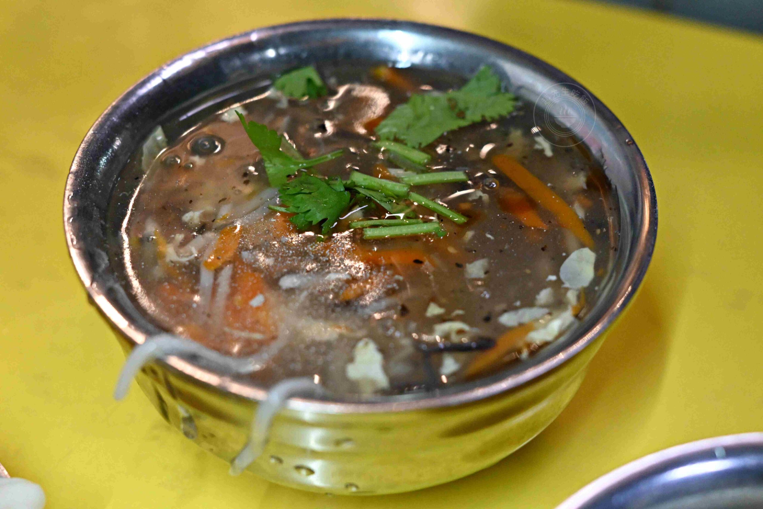 【松山美食】松山市場水餃，隱身市場內的巨大水餃、魚丸湯大顆便宜(菜單) @趙先生吃飯