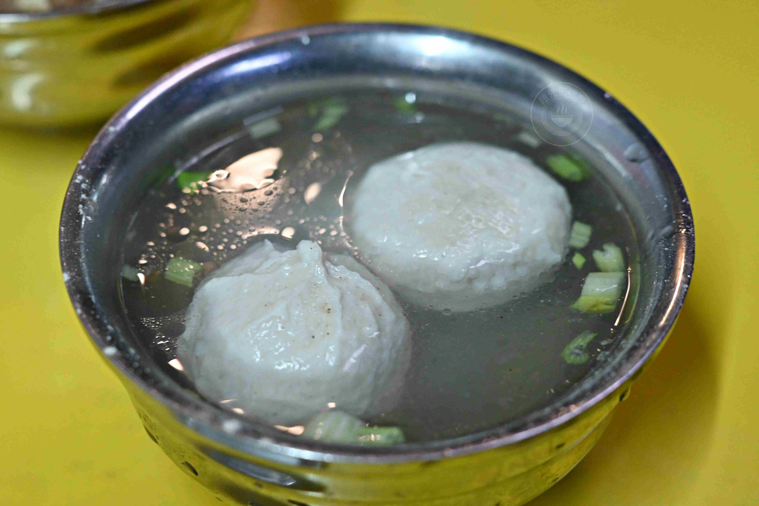 【松山美食】松山市場水餃，隱身市場內的巨大水餃、魚丸湯大顆便宜(菜單) @趙先生吃飯