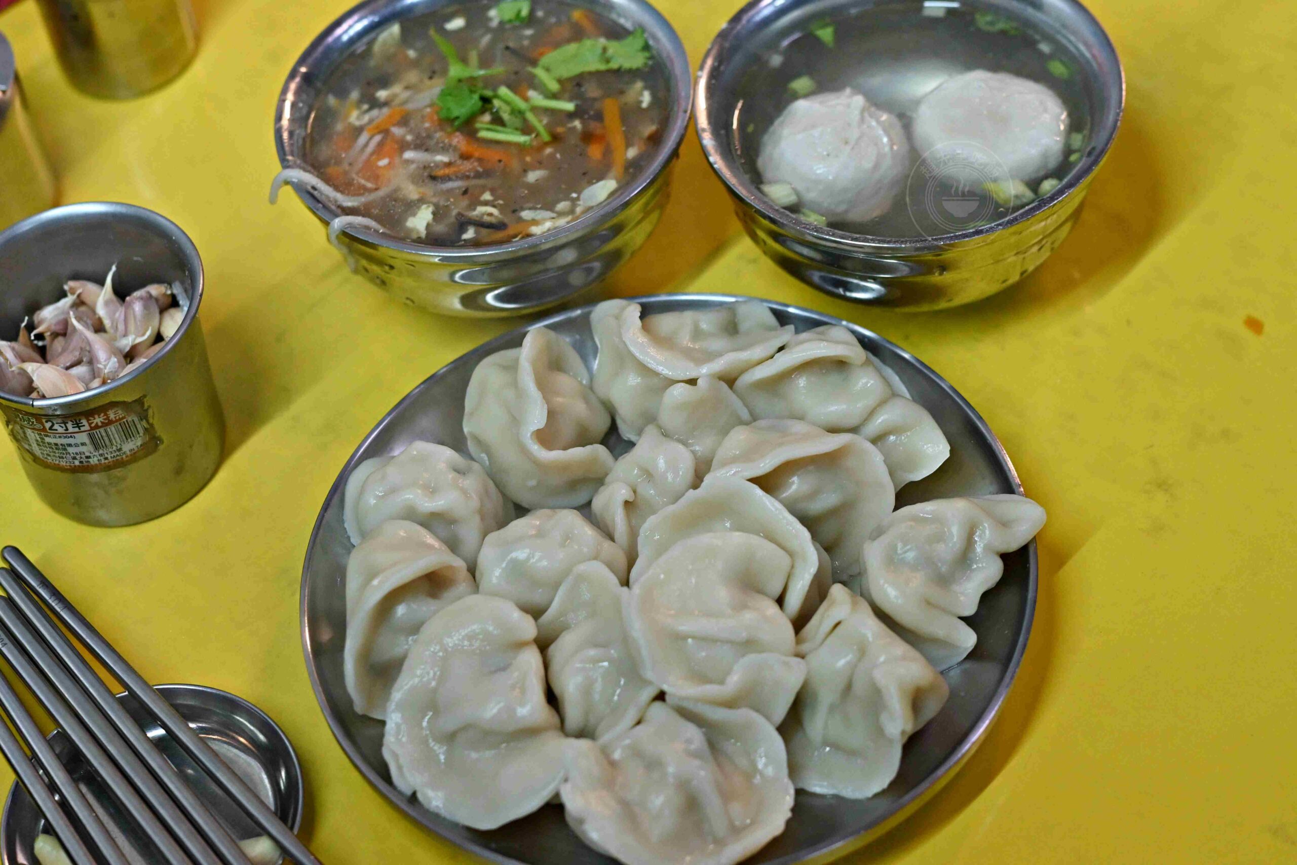 【松山美食】松山市場水餃，隱身市場內的巨大水餃、魚丸湯大顆便宜(菜單) @趙先生吃飯
