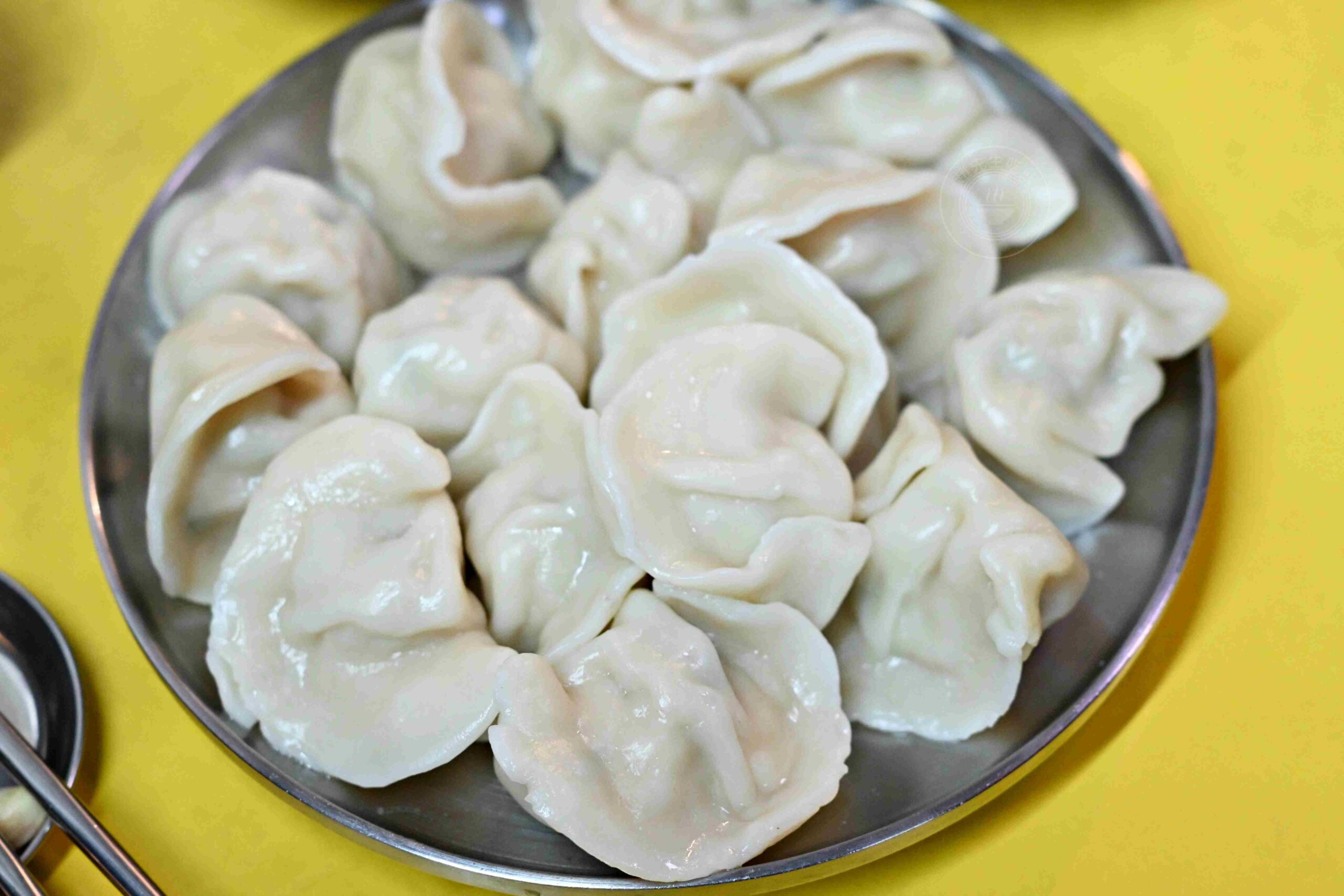 【松山美食】松山市場水餃，隱身市場內的巨大水餃、魚丸湯大顆便宜(菜單) @趙先生吃飯