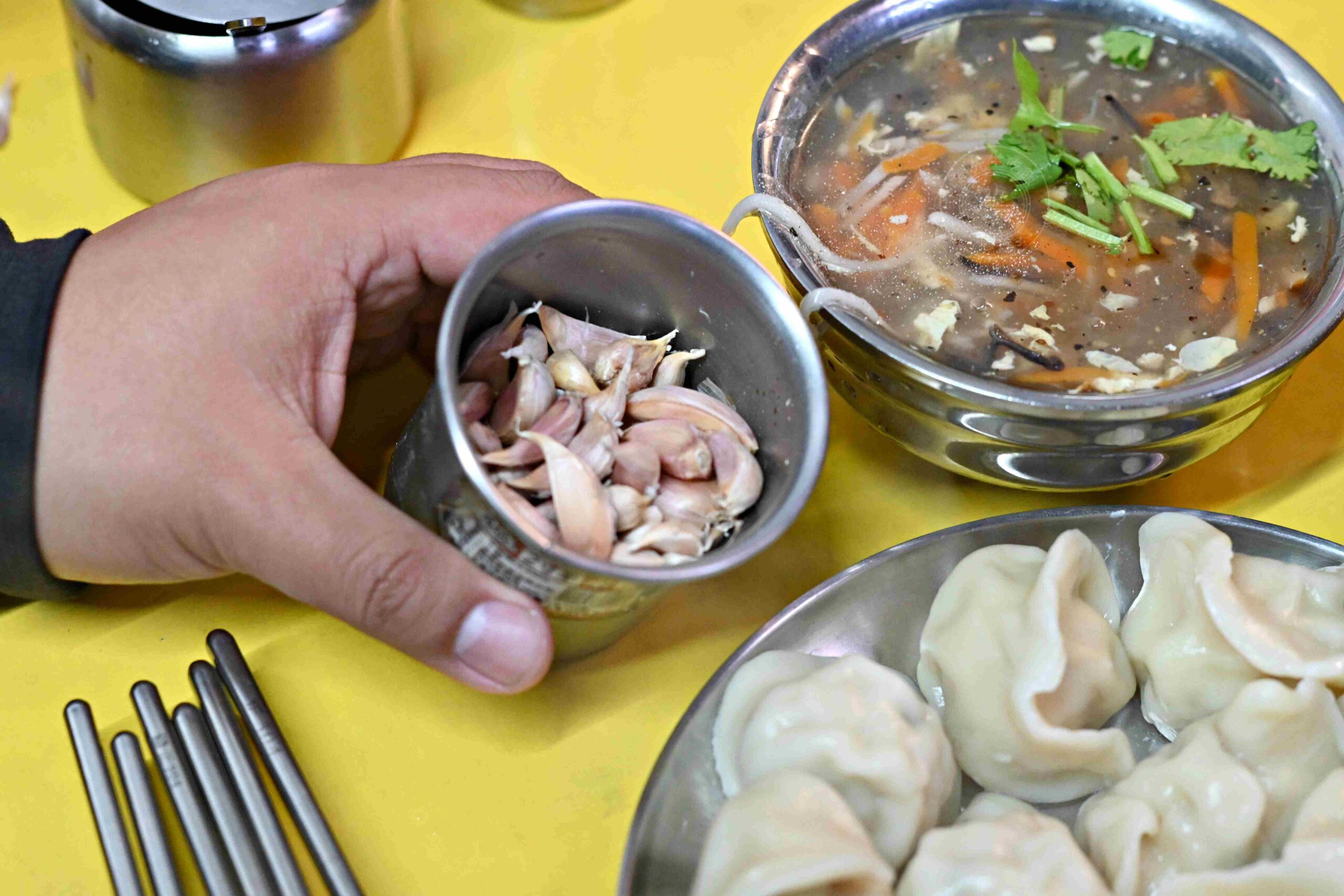 【松山美食】松山市場水餃，隱身市場內的巨大水餃、魚丸湯大顆便宜(菜單) @趙先生吃飯