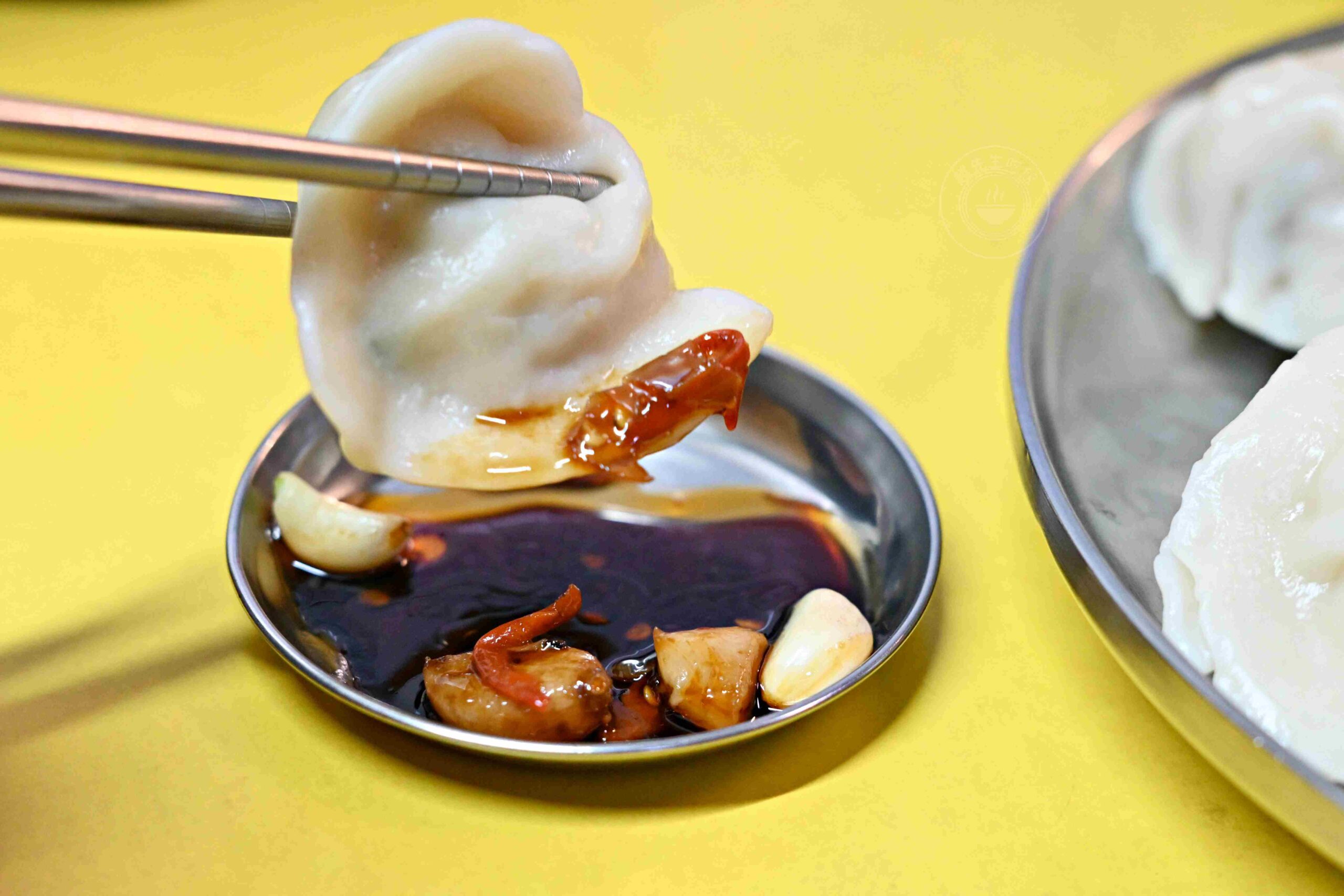 【松山美食】松山市場水餃，隱身市場內的巨大水餃、魚丸湯大顆便宜(菜單) @趙先生吃飯