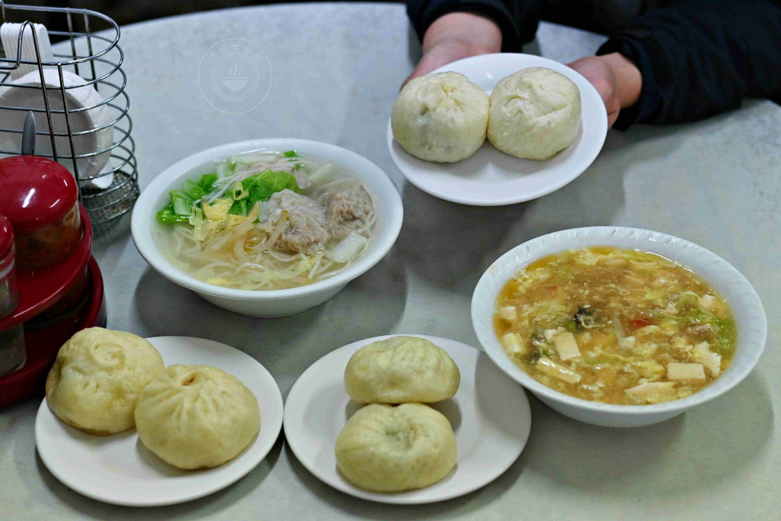 【古亭美食】康樂意小吃店，被麵店耽誤的四十年包子店，肉包、菜包都超強(菜單) @趙先生吃飯