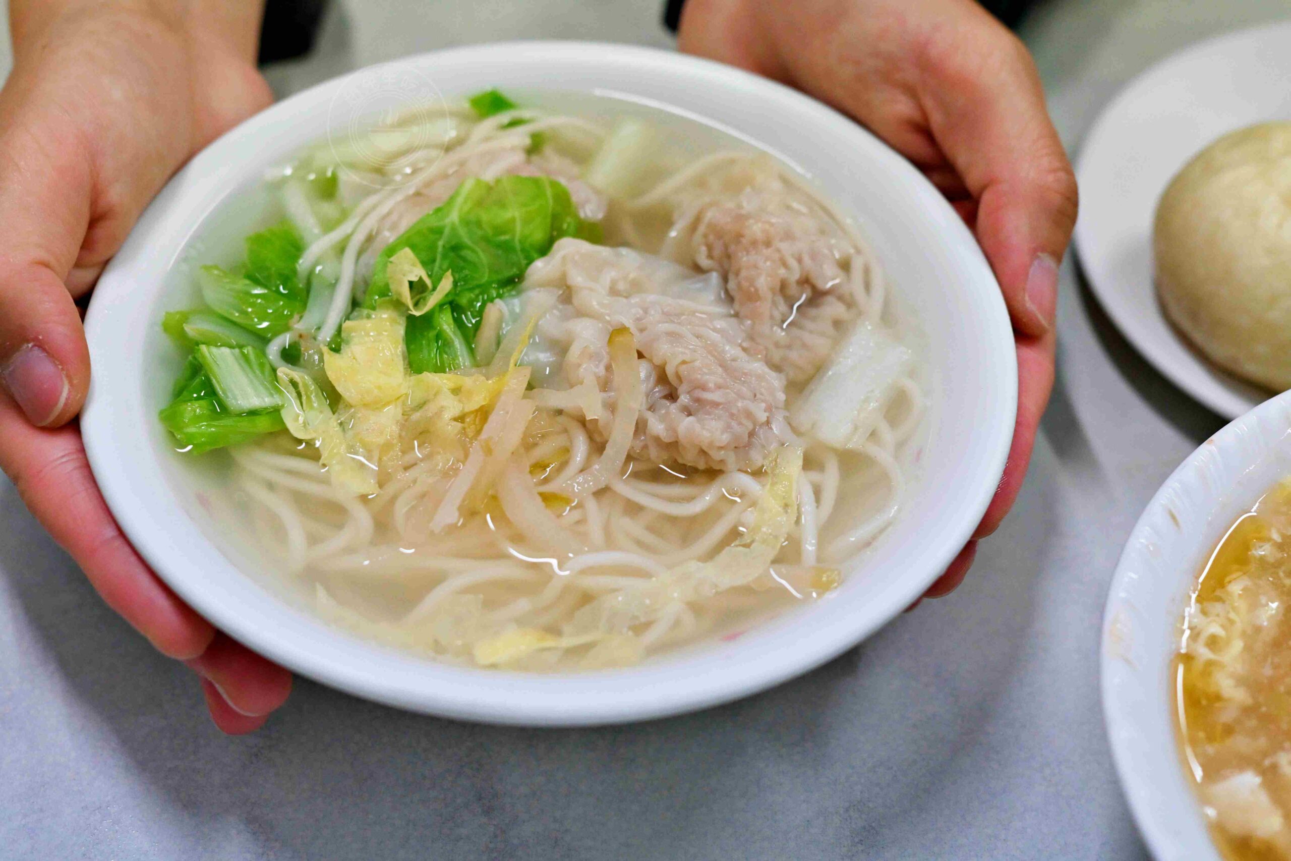【古亭美食】康樂意小吃店，被麵店耽誤的四十年包子店，肉包、菜包都超強(菜單) @趙先生吃飯