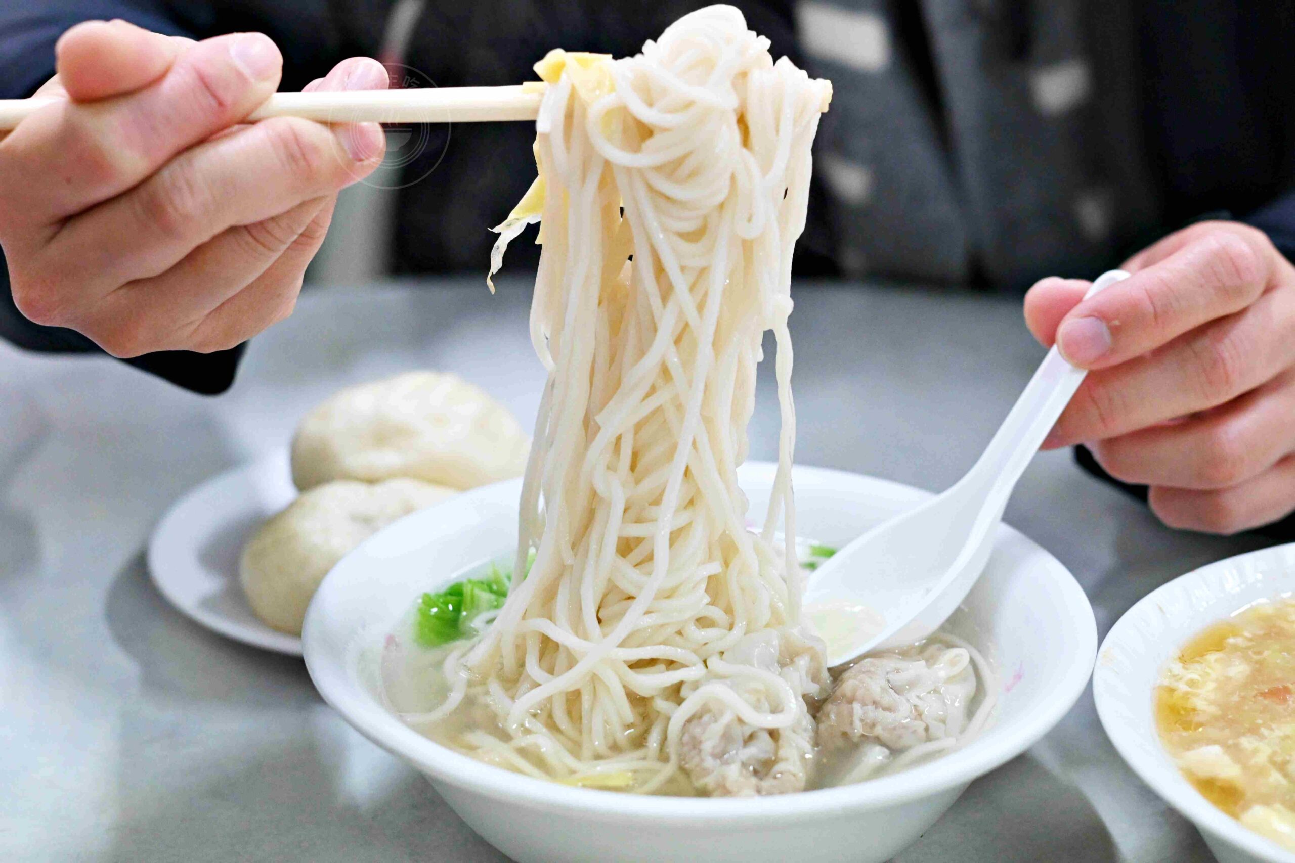 【古亭美食】康樂意小吃店，被麵店耽誤的四十年包子店，肉包、菜包都超強(菜單) @趙先生吃飯