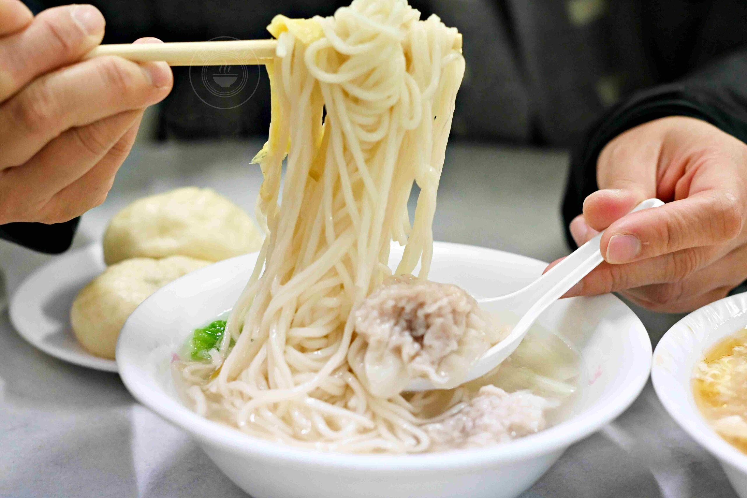 【古亭美食】康樂意小吃店，被麵店耽誤的四十年包子店，肉包、菜包都超強(菜單) @趙先生吃飯