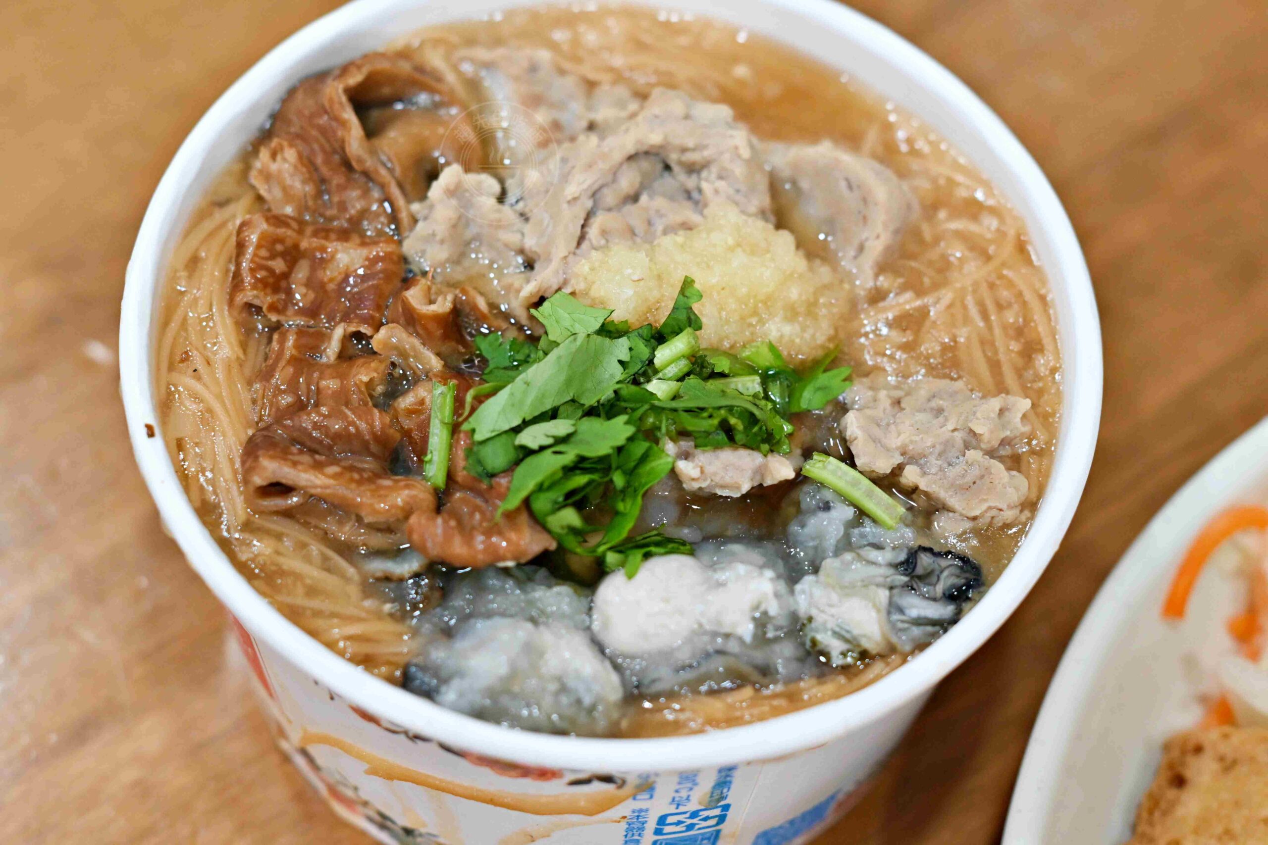 【古亭美食】同心大腸蚵仔麵線，500碗得獎，滿滿配料麵線，臭豆腐超有名推薦(菜單) @趙先生吃飯