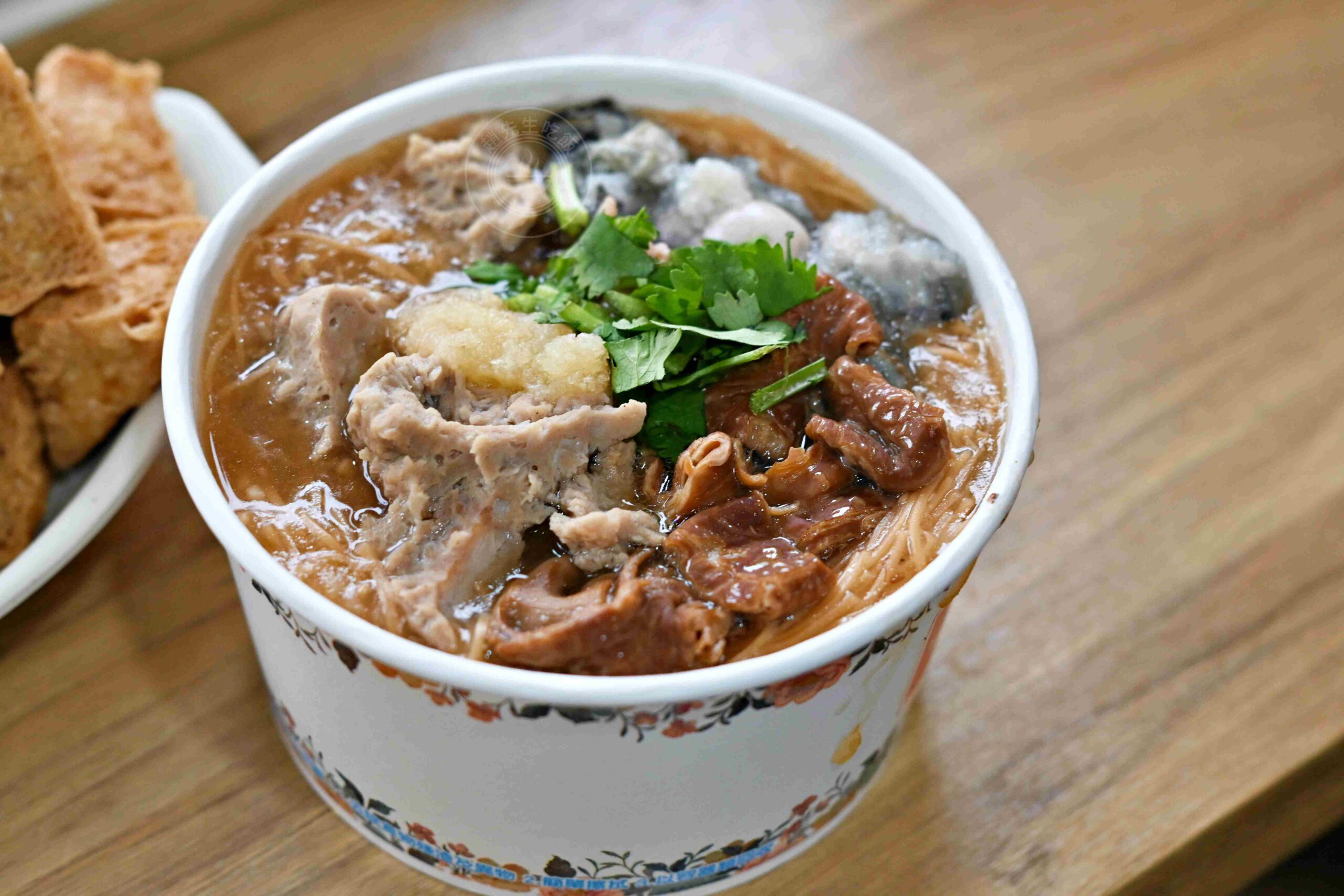 【古亭美食】同心大腸蚵仔麵線，500碗得獎，滿滿配料麵線，臭豆腐超有名推薦(菜單) @趙先生吃飯