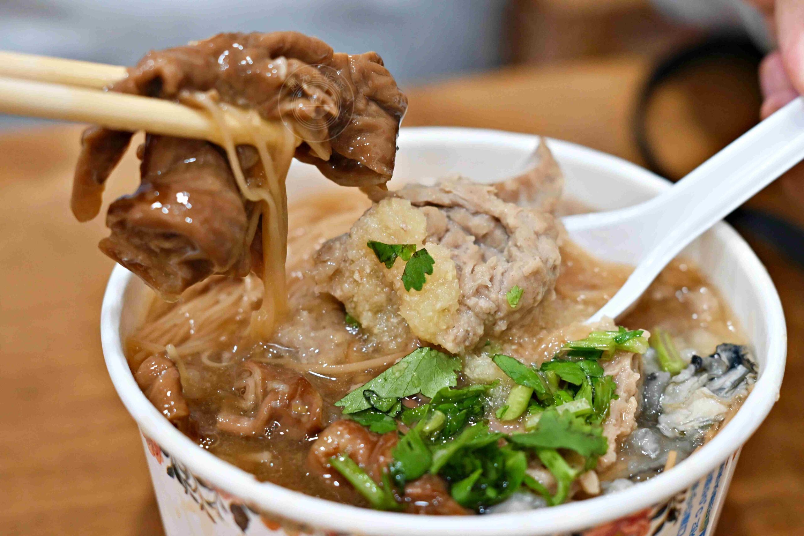 【古亭美食】同心大腸蚵仔麵線，500碗得獎，滿滿配料麵線，臭豆腐超有名推薦(菜單) @趙先生吃飯