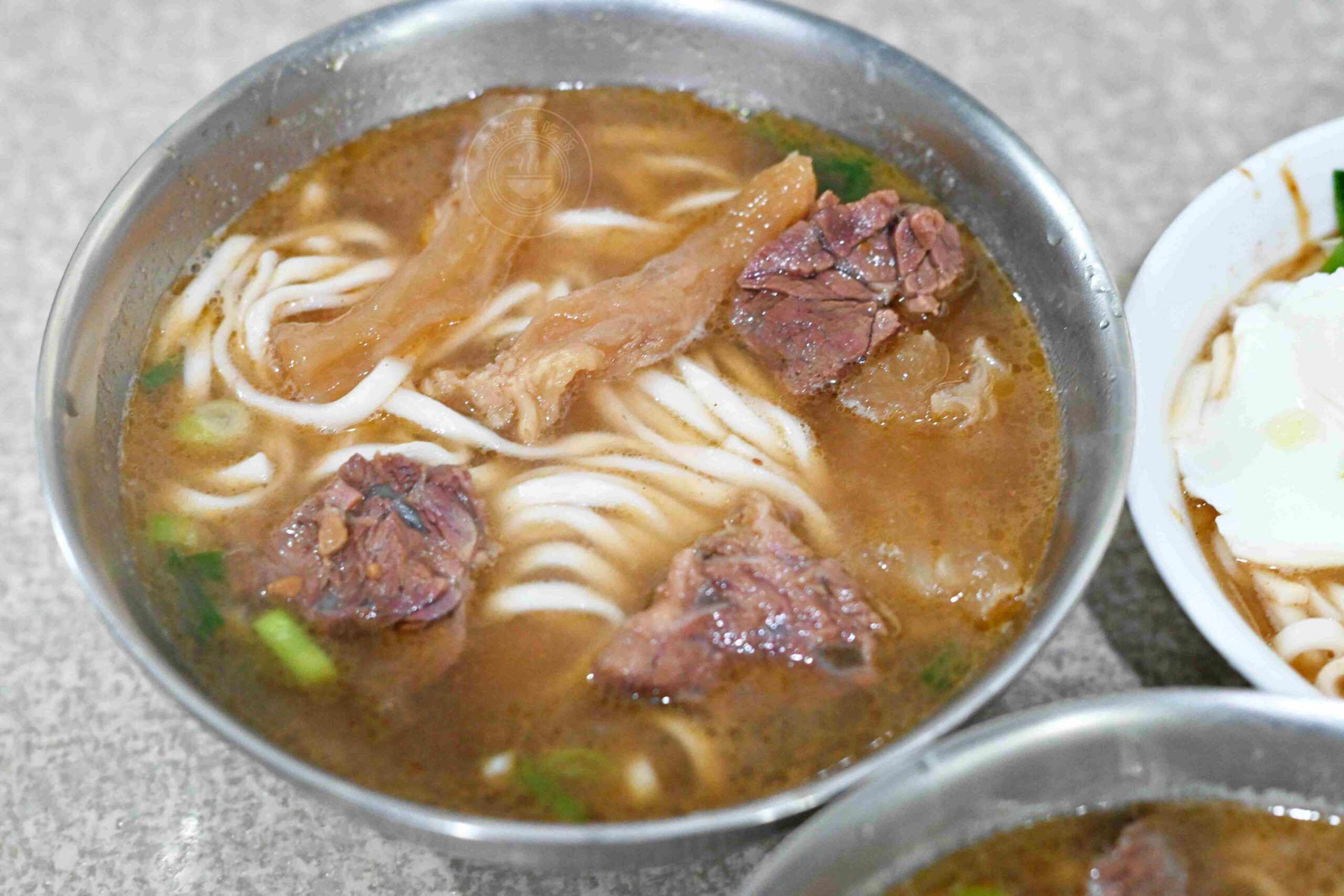 【古亭美食】林記牛肉麵，五百碗認證，巷弄內超強排隊名店，推薦牛肉麵、麻醬麵加蛋包(菜單) @趙先生吃飯