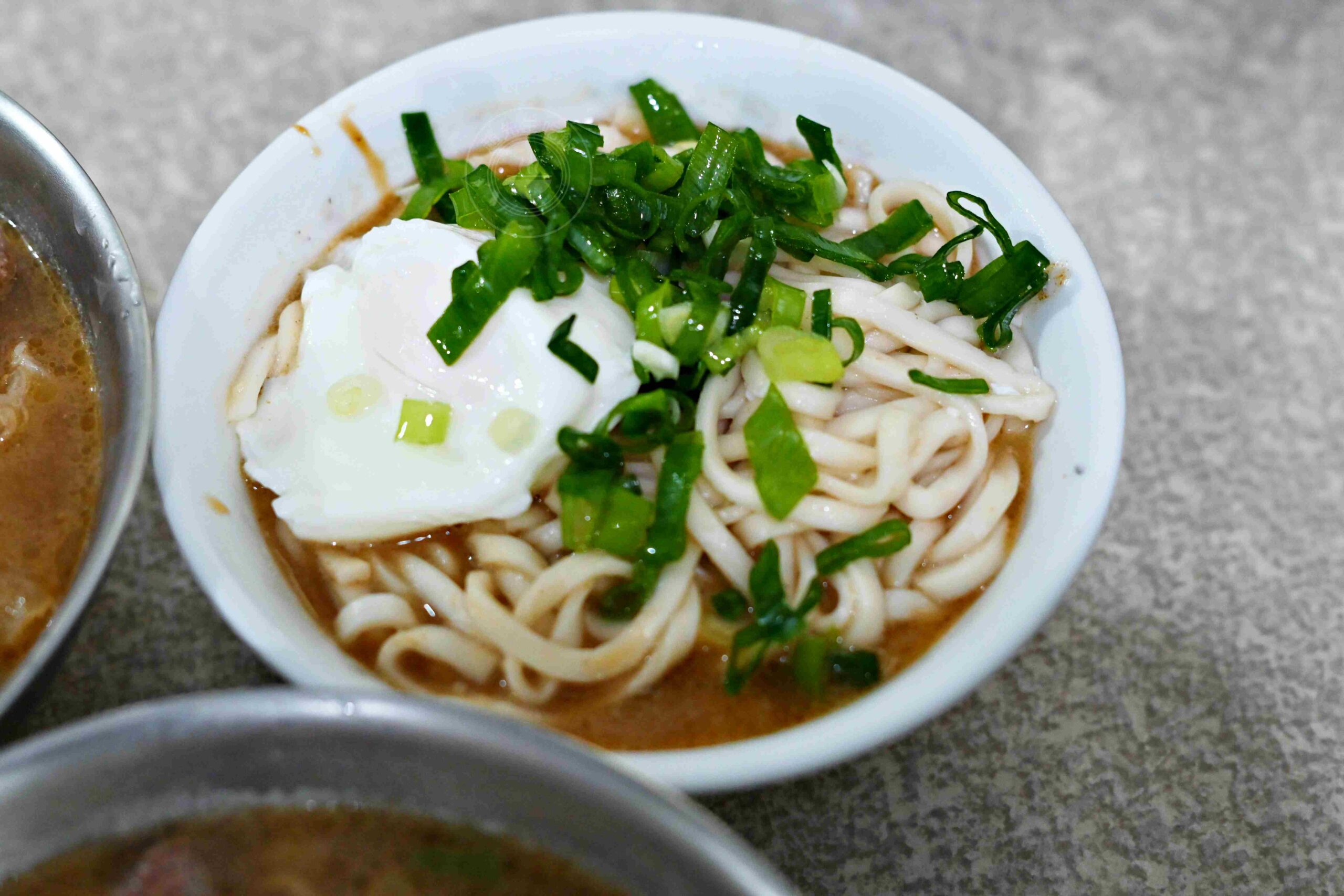 【古亭美食】林記牛肉麵，五百碗認證，巷弄內超強排隊名店，推薦牛肉麵、麻醬麵加蛋包(菜單) @趙先生吃飯