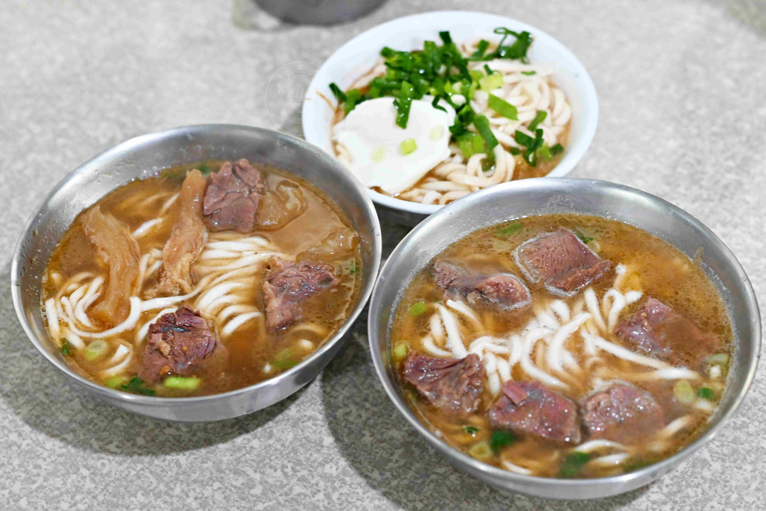 【古亭美食】林記牛肉麵，五百碗認證，巷弄內超強排隊名店，推薦牛肉麵、麻醬麵加蛋包(菜單) @趙先生吃飯