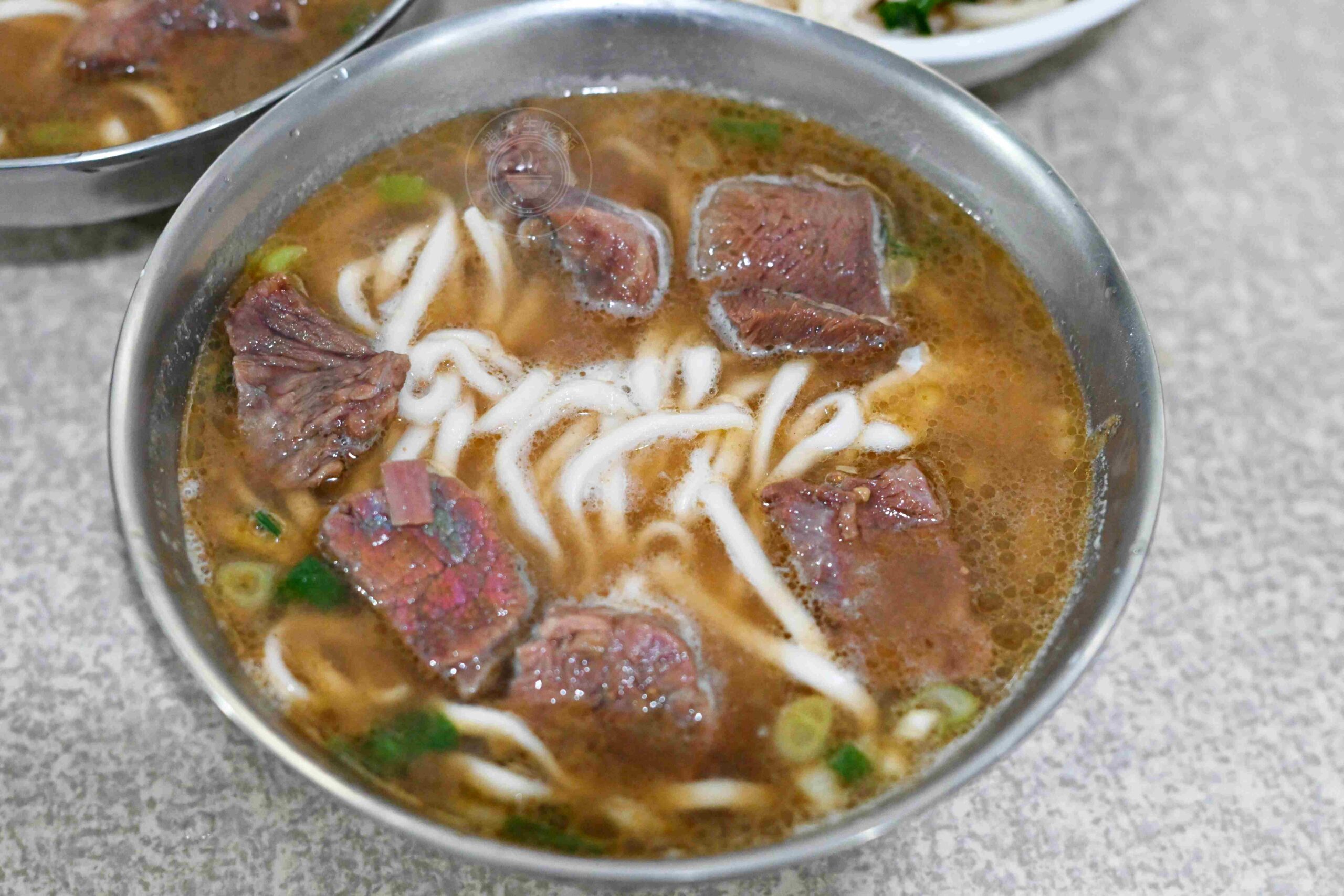 【古亭美食】林記牛肉麵，五百碗認證，巷弄內超強排隊名店，推薦牛肉麵、麻醬麵加蛋包(菜單) @趙先生吃飯