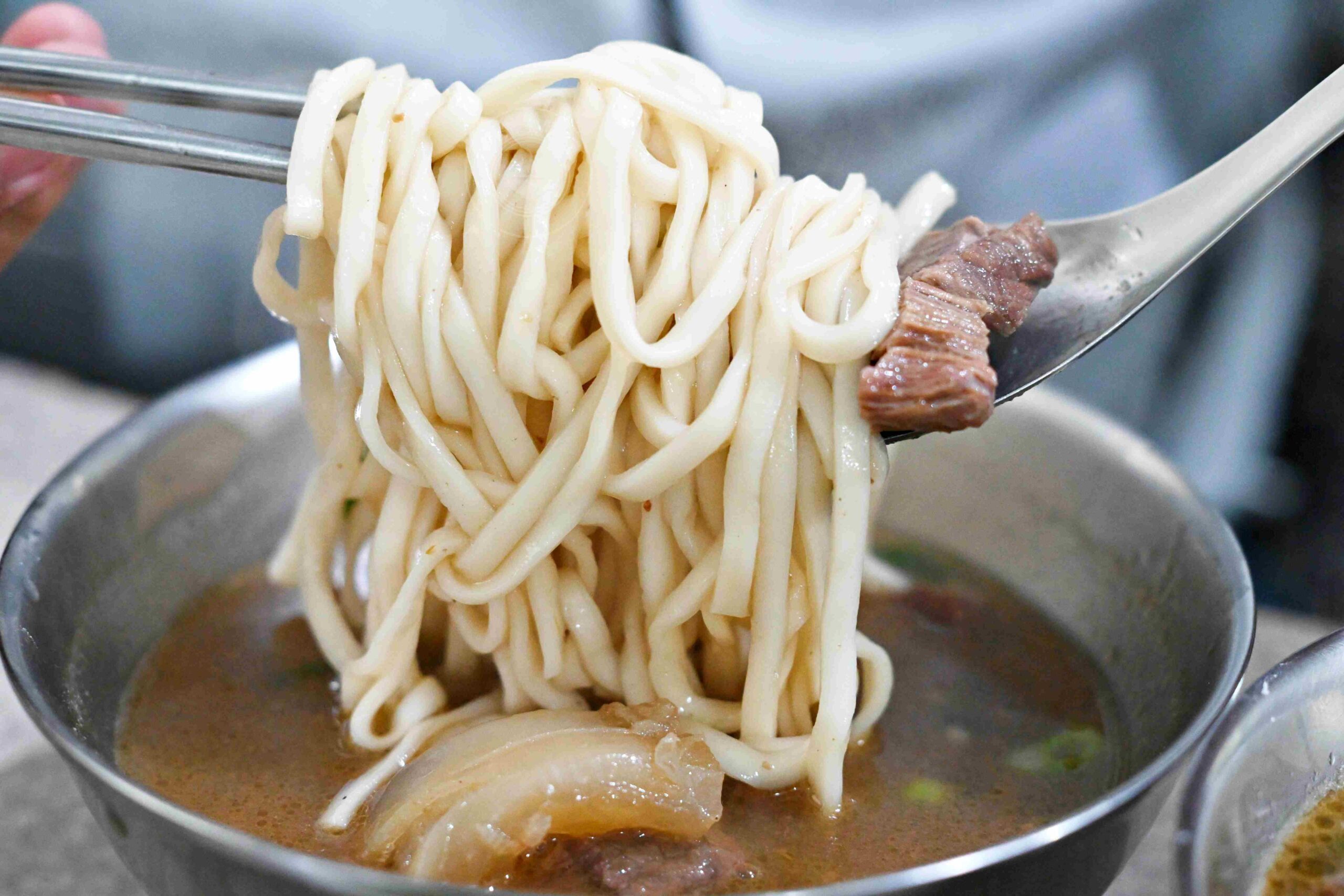 【古亭美食】林記牛肉麵，五百碗認證，巷弄內超強排隊名店，推薦牛肉麵、麻醬麵加蛋包(菜單) @趙先生吃飯