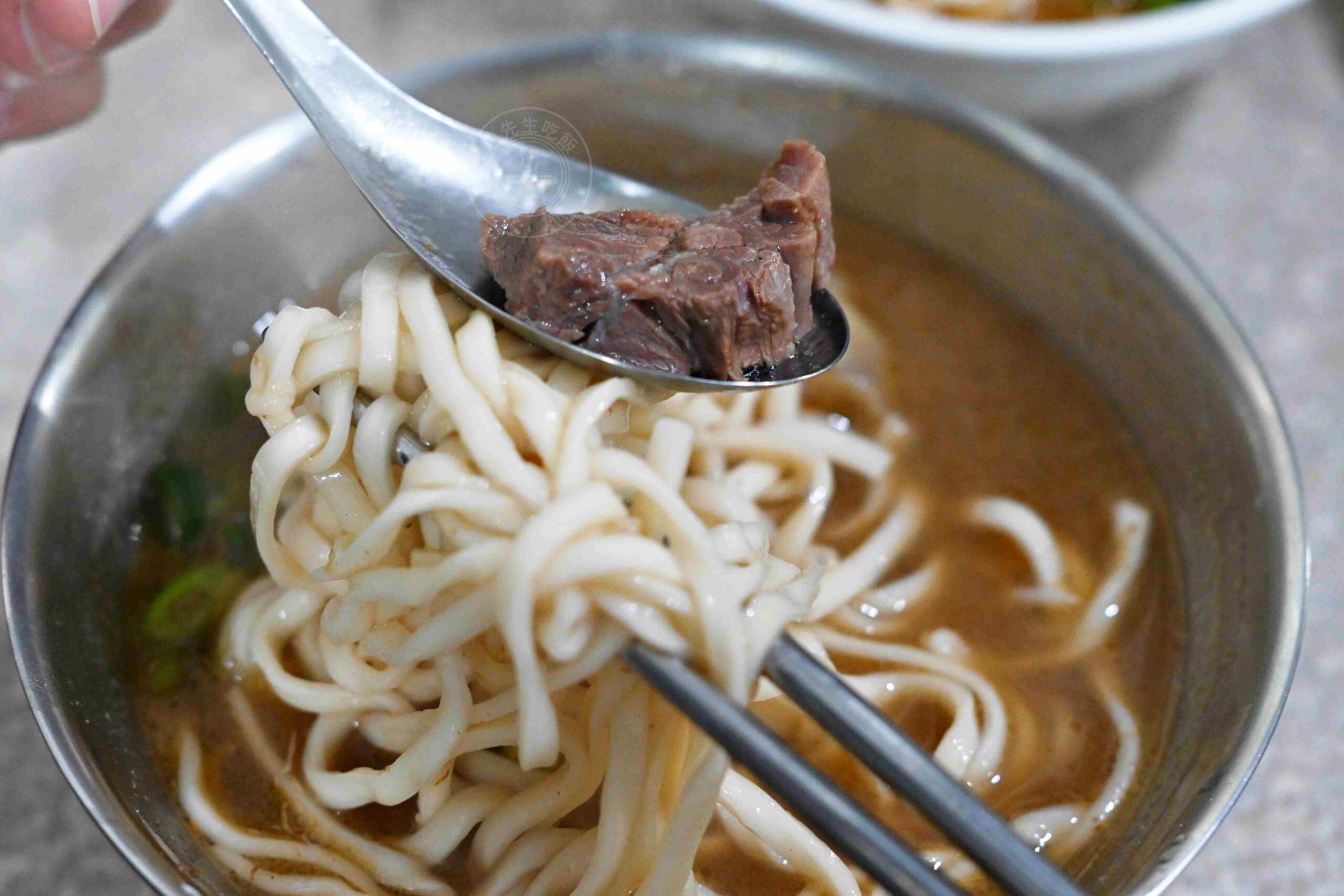 【古亭美食】林記牛肉麵，五百碗認證，巷弄內超強排隊名店，推薦牛肉麵、麻醬麵加蛋包(菜單) @趙先生吃飯