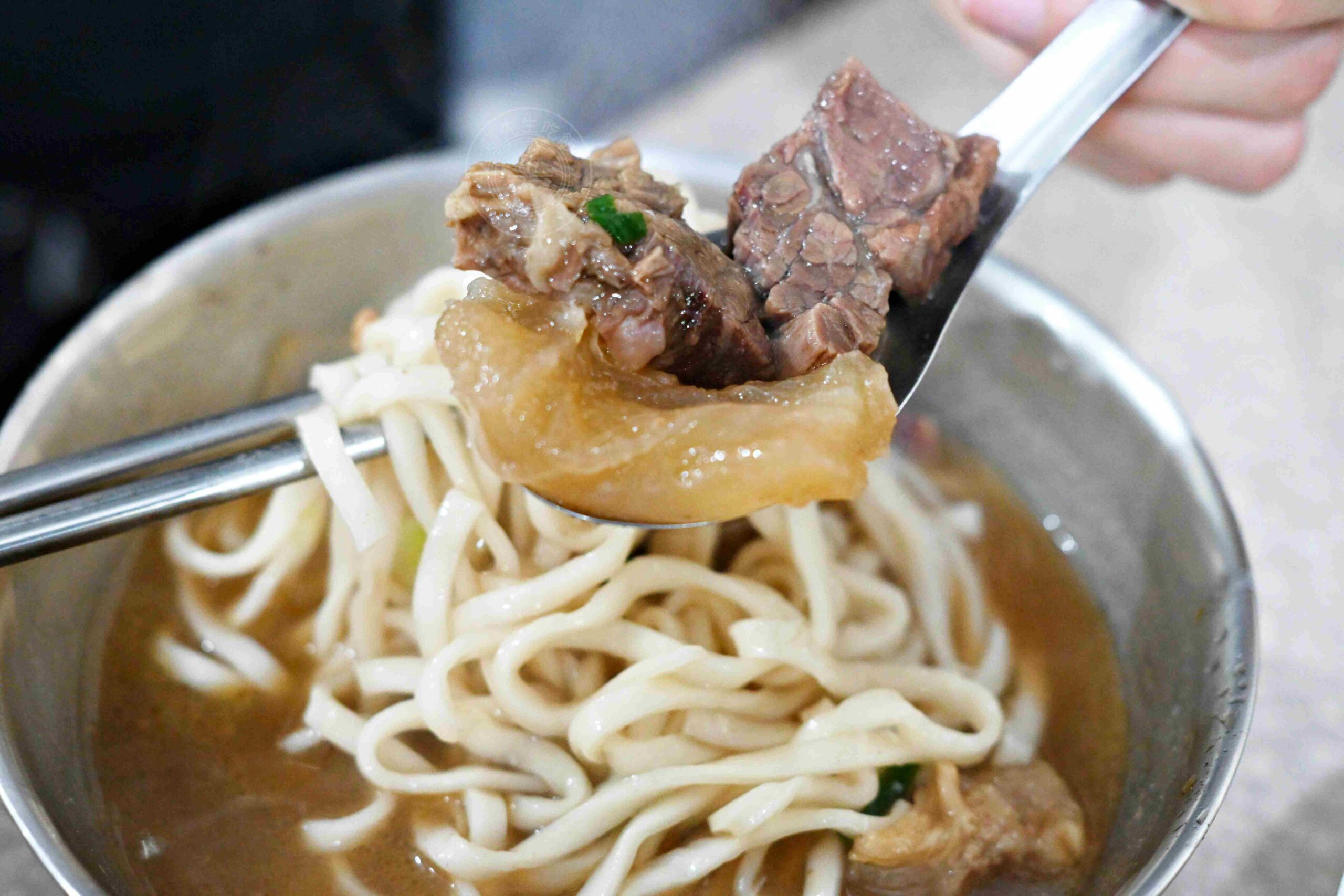 【古亭美食】林記牛肉麵，五百碗認證，巷弄內超強排隊名店，推薦牛肉麵、麻醬麵加蛋包(菜單) @趙先生吃飯