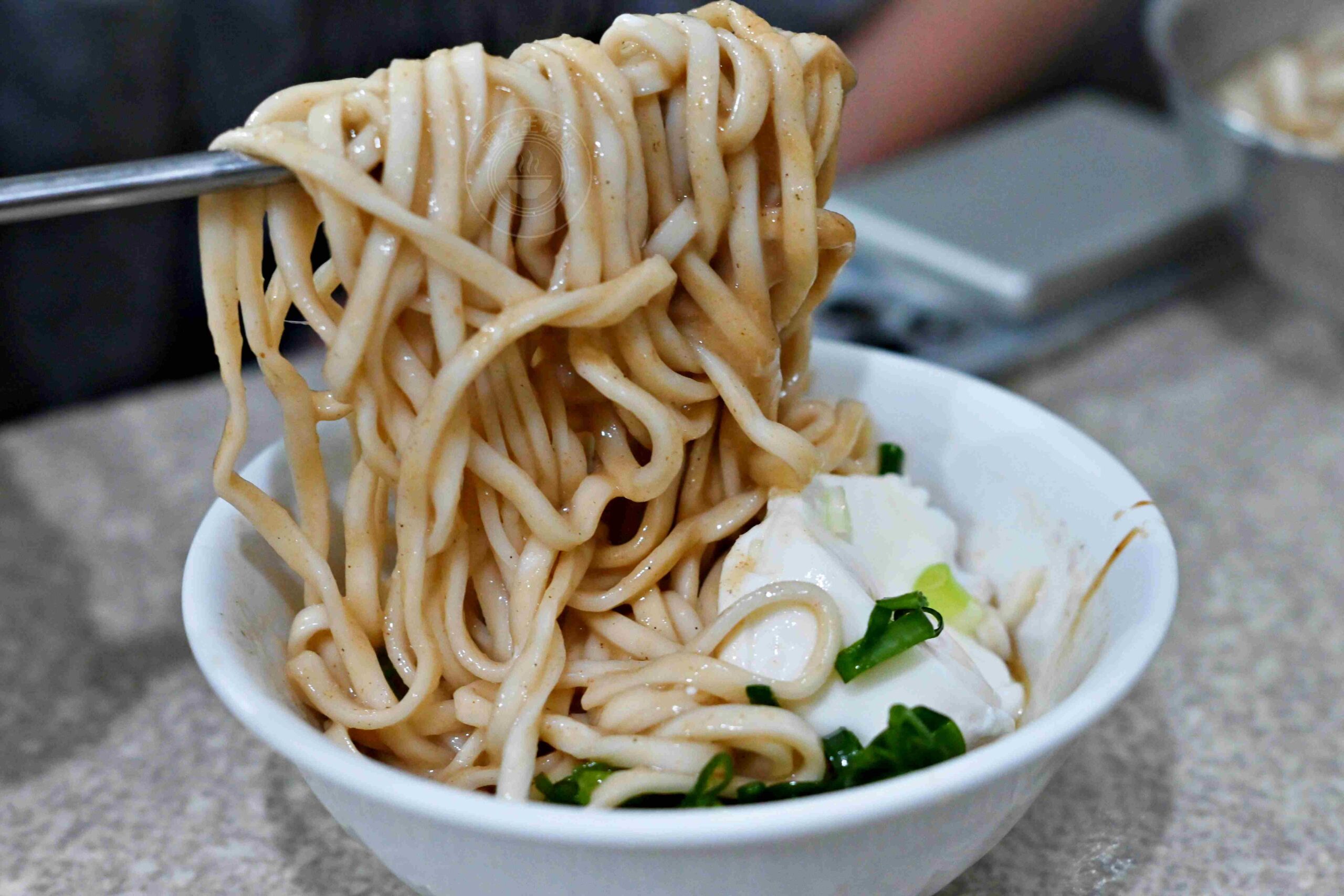 【古亭美食】林記牛肉麵，五百碗認證，巷弄內超強排隊名店，推薦牛肉麵、麻醬麵加蛋包(菜單) @趙先生吃飯