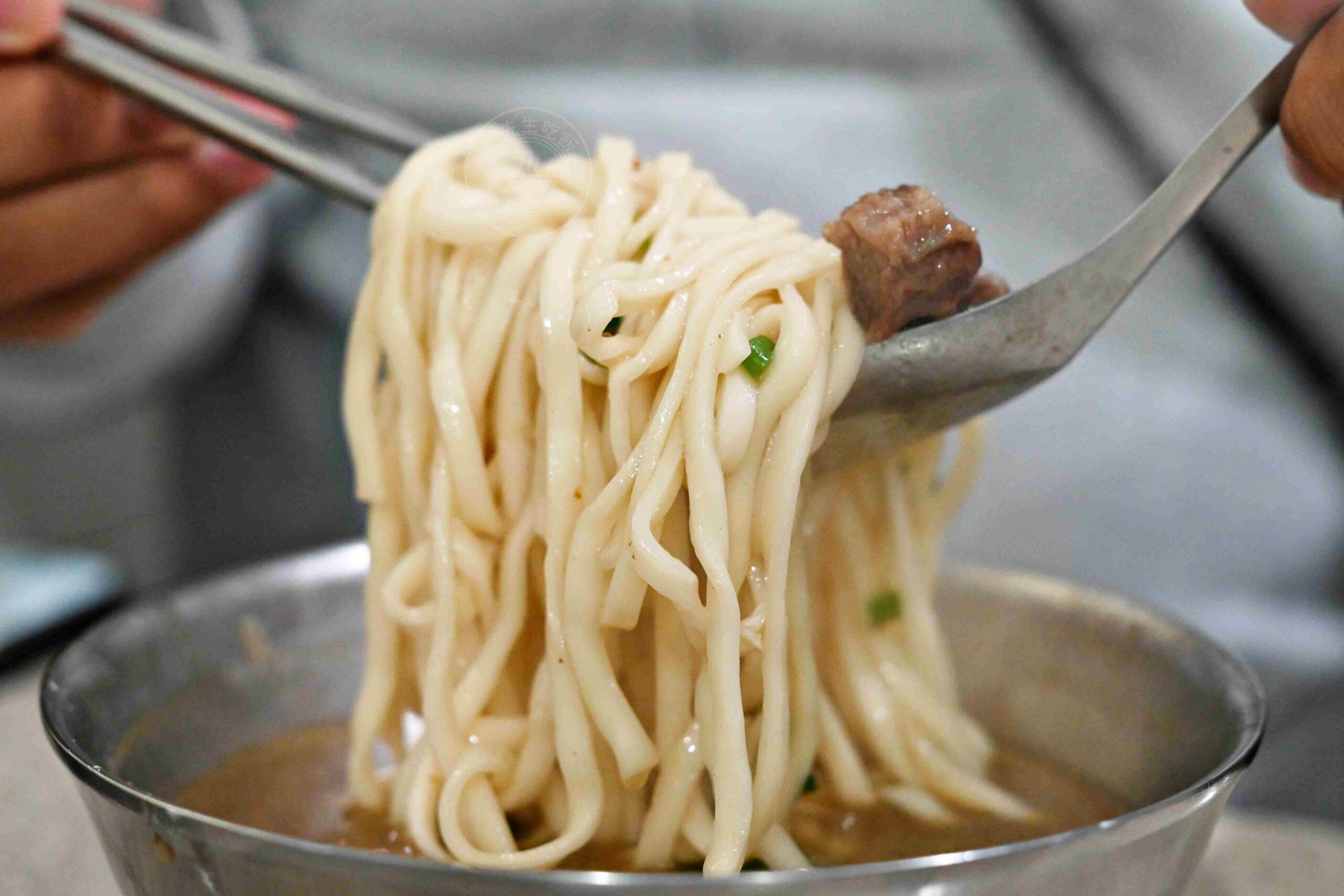 【古亭美食】林記牛肉麵，五百碗認證，巷弄內超強排隊名店，推薦牛肉麵、麻醬麵加蛋包(菜單) @趙先生吃飯