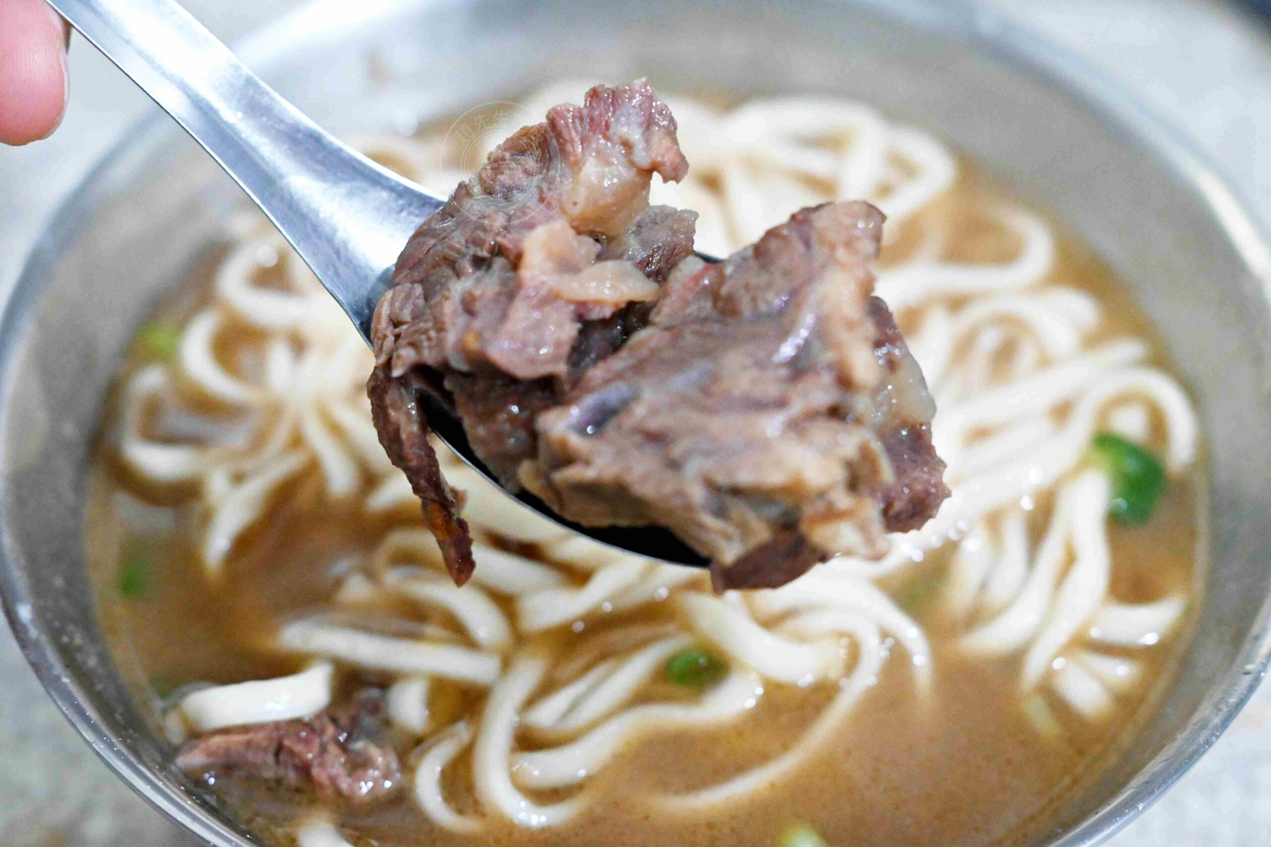 【古亭美食】林記牛肉麵，五百碗認證，巷弄內超強排隊名店，推薦牛肉麵、麻醬麵加蛋包(菜單) @趙先生吃飯