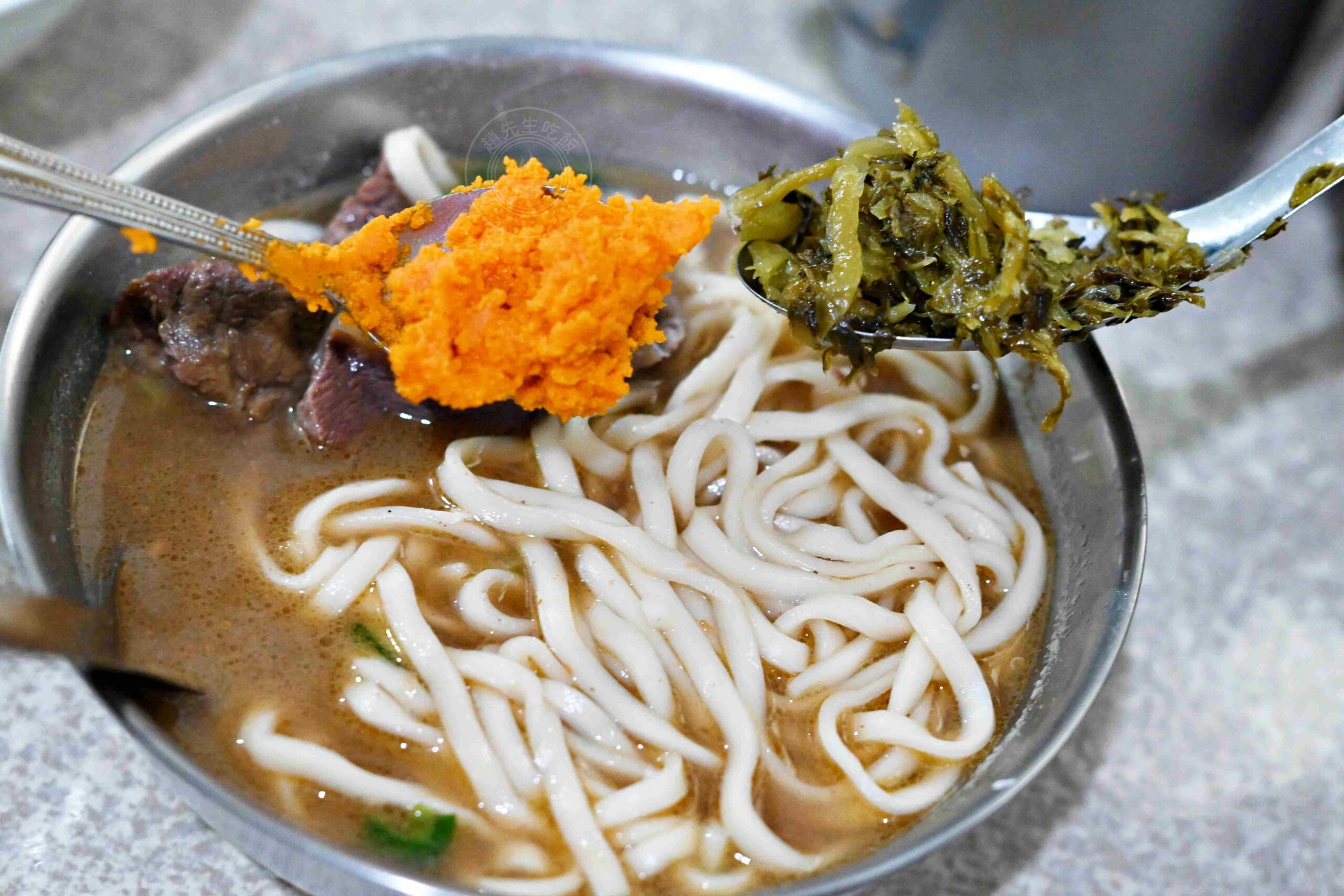 【古亭美食】林記牛肉麵，五百碗認證，巷弄內超強排隊名店，推薦牛肉麵、麻醬麵加蛋包(菜單) @趙先生吃飯