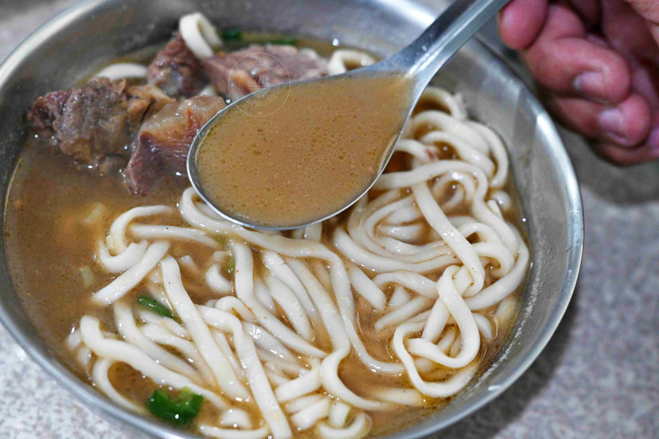 【古亭美食】林記牛肉麵，五百碗認證，巷弄內超強排隊名店，推薦牛肉麵、麻醬麵加蛋包(菜單) @趙先生吃飯